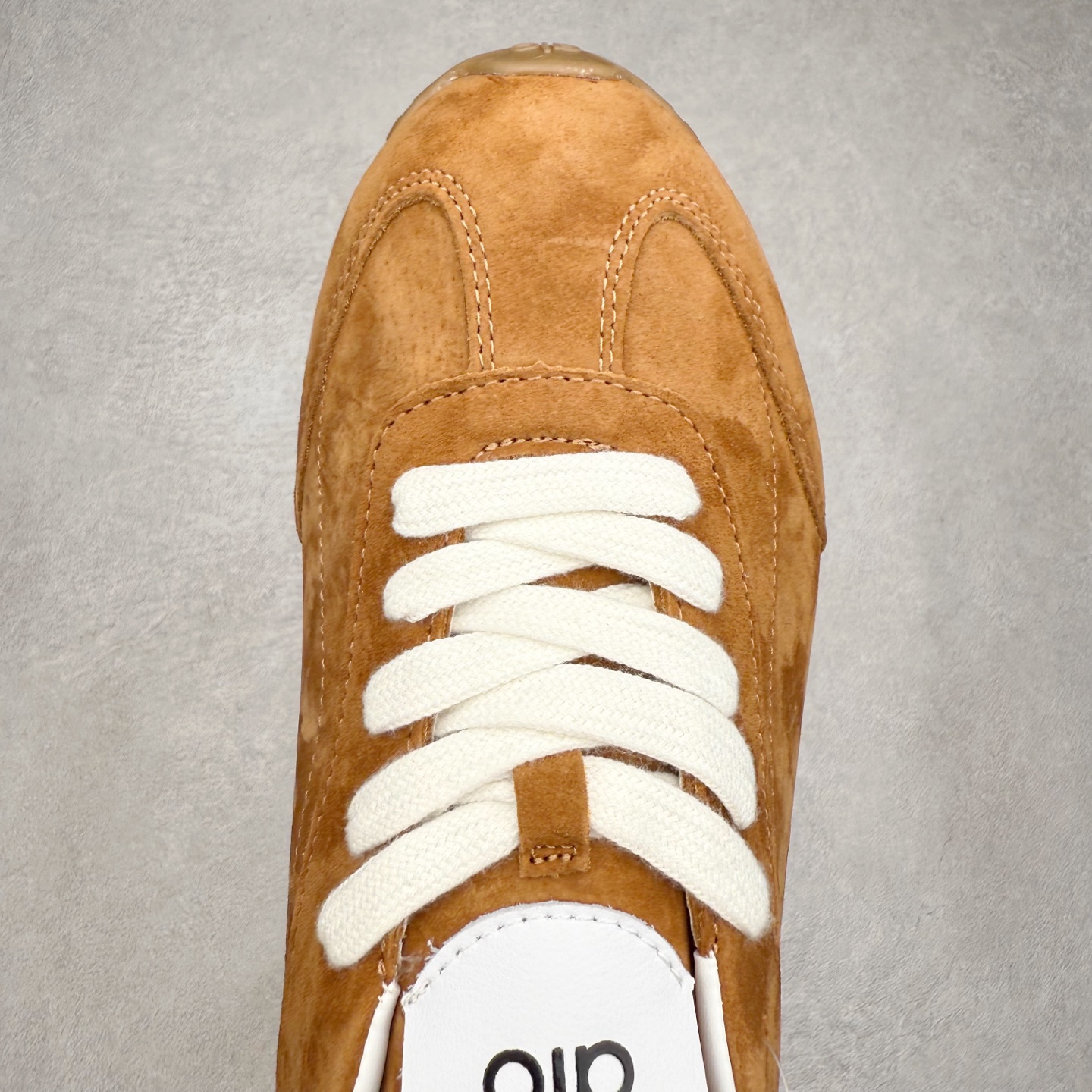 图片[4]-Alo yoga Sunset 舒适生活休闲鞋 男女同款 品牌故事Alo Yoga于2007年创立于洛杉矶，意在传播有意识的运动，同时激发人们的健康识与创造力。品牌的核心理念在于制作能够带来完美体验的瑜伽服饰与功能性单品，让有意识的运动融入并改变生活。Alo Yoga将其设计延伸到日常服饰概念，坚持不懈地捕捉当代时尚潮流，将品牌的运动美学理念、精致前卫的设计与舒适功能面料完美结合。与此同时，Alo Yoga的设计受到了时尚界人士与名人们的追捧，Talor Swift、Kendall Jenner等街拍照片中都曾出现品牌不同单品的身影。实拍调校N版已经零色差零失真 百分百还原实物色彩所见即所得 不存在货不对板色差等低级问题 选购参考实物拍摄 不混卖不参货 只用心做好货严格选品 承诺混一赔十 尺码：36 36.5 37.5 38 38.5 39 40 40.5 41 42 42.5 43 44 44.5 45-选品中心