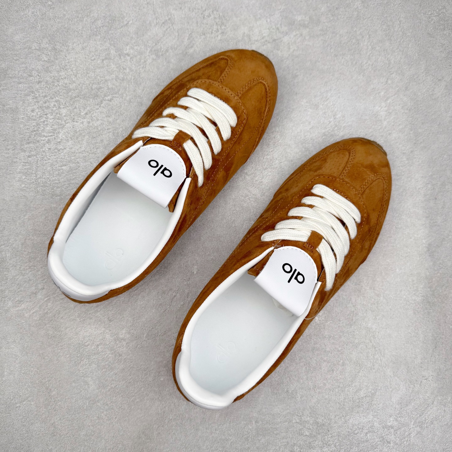 图片[3]-Alo yoga Sunset 舒适生活休闲鞋 男女同款 品牌故事Alo Yoga于2007年创立于洛杉矶，意在传播有意识的运动，同时激发人们的健康识与创造力。品牌的核心理念在于制作能够带来完美体验的瑜伽服饰与功能性单品，让有意识的运动融入并改变生活。Alo Yoga将其设计延伸到日常服饰概念，坚持不懈地捕捉当代时尚潮流，将品牌的运动美学理念、精致前卫的设计与舒适功能面料完美结合。与此同时，Alo Yoga的设计受到了时尚界人士与名人们的追捧，Talor Swift、Kendall Jenner等街拍照片中都曾出现品牌不同单品的身影。实拍调校N版已经零色差零失真 百分百还原实物色彩所见即所得 不存在货不对板色差等低级问题 选购参考实物拍摄 不混卖不参货 只用心做好货严格选品 承诺混一赔十 尺码：36 36.5 37.5 38 38.5 39 40 40.5 41 42 42.5 43 44 44.5 45-选品中心