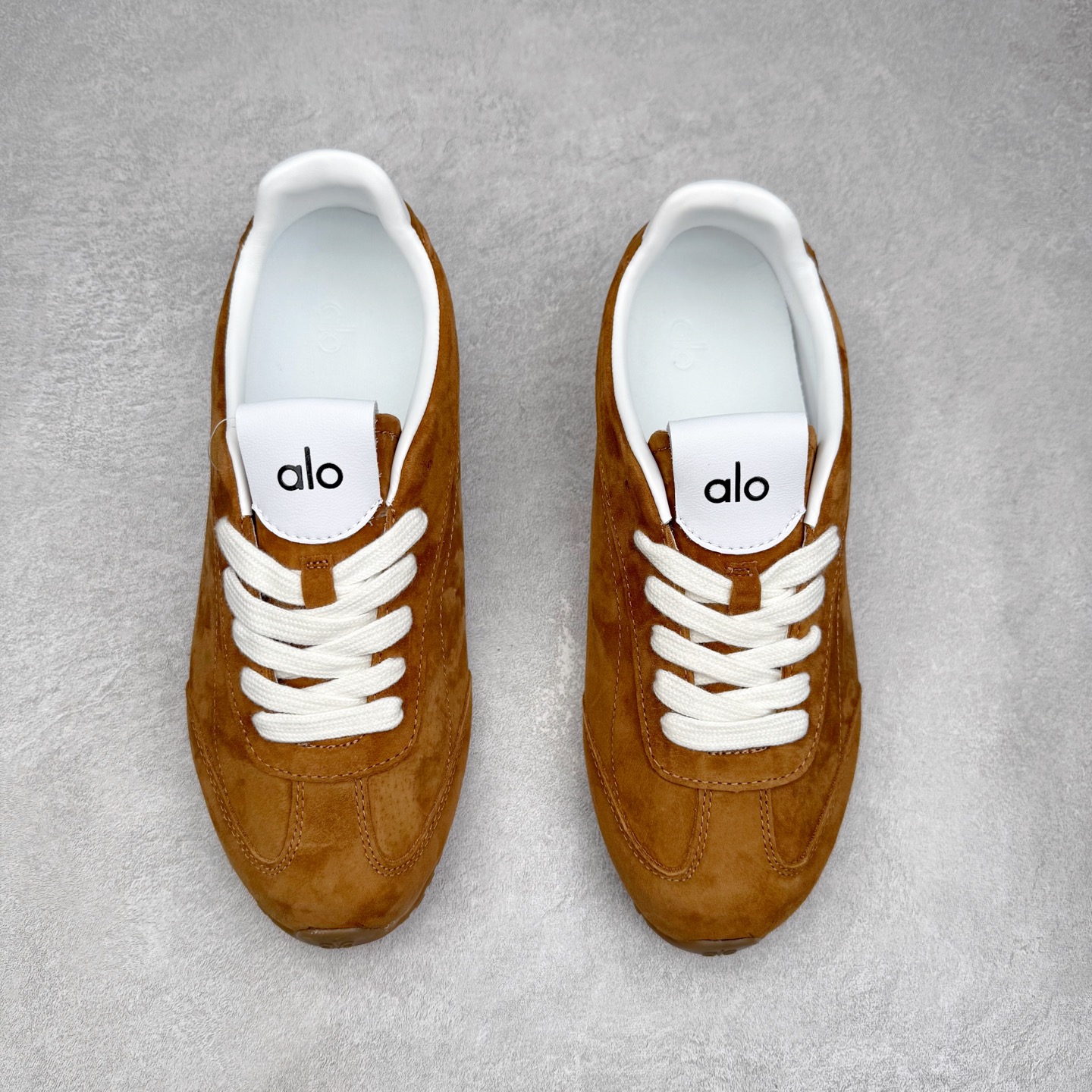 图片[2]-Alo yoga Sunset 舒适生活休闲鞋 男女同款 品牌故事Alo Yoga于2007年创立于洛杉矶，意在传播有意识的运动，同时激发人们的健康识与创造力。品牌的核心理念在于制作能够带来完美体验的瑜伽服饰与功能性单品，让有意识的运动融入并改变生活。Alo Yoga将其设计延伸到日常服饰概念，坚持不懈地捕捉当代时尚潮流，将品牌的运动美学理念、精致前卫的设计与舒适功能面料完美结合。与此同时，Alo Yoga的设计受到了时尚界人士与名人们的追捧，Talor Swift、Kendall Jenner等街拍照片中都曾出现品牌不同单品的身影。实拍调校N版已经零色差零失真 百分百还原实物色彩所见即所得 不存在货不对板色差等低级问题 选购参考实物拍摄 不混卖不参货 只用心做好货严格选品 承诺混一赔十 尺码：36 36.5 37.5 38 38.5 39 40 40.5 41 42 42.5 43 44 44.5 45-选品中心