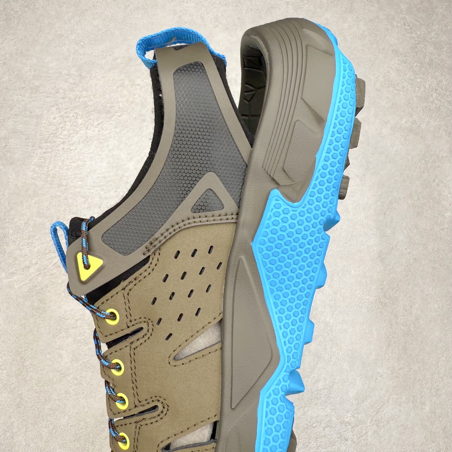 图片[7]-＃纯原 HOKA ONE ONE VIBRAM 舒适防滑透气涉水溯溪鞋 作为先锋品牌的 HOKA ONE ONE总是以独特的方式 HOPARA是一款溯溪鞋 又名排水鞋 可长期用于涉水和溯溪 保护脚底和脚趾的安全和舒适 鞋面材料速干 透气 耐磨 鞋底防滑 耐磨 抓地能力强 出于安全考虑 设计要求较高-涉水溯溪过程中 水 泥沙 可以直接从鞋内大孔排出 细纹鞋底使在岩石上抓地能力强 避免打滑 而上路后 鞋面具有快干透气等优点 尺码：36 36.5 37.5 38 39 40 40.5 41 42 42.5 43 44 45-选品中心