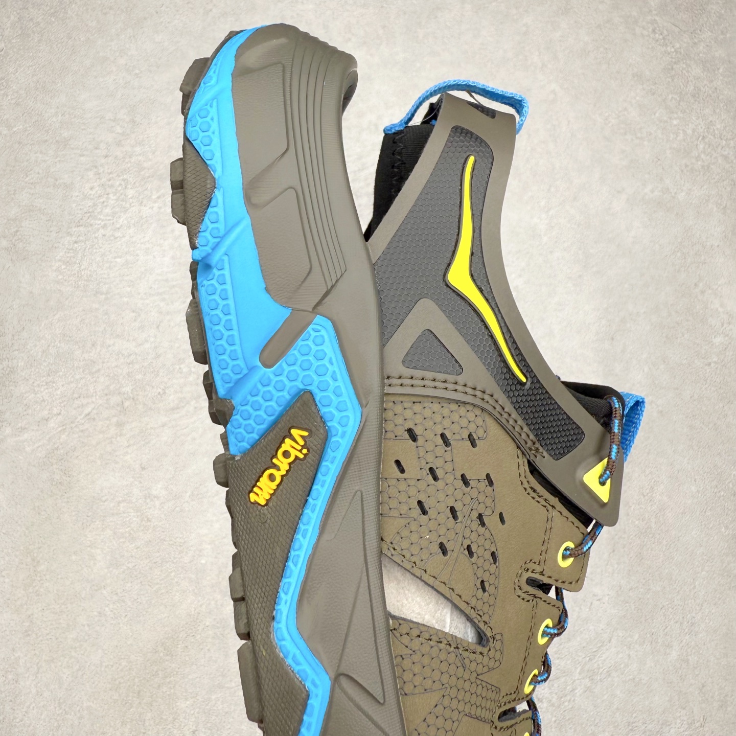 图片[6]-＃纯原 HOKA ONE ONE VIBRAM 舒适防滑透气涉水溯溪鞋 作为先锋品牌的 HOKA ONE ONE总是以独特的方式 HOPARA是一款溯溪鞋 又名排水鞋 可长期用于涉水和溯溪 保护脚底和脚趾的安全和舒适 鞋面材料速干 透气 耐磨 鞋底防滑 耐磨 抓地能力强 出于安全考虑 设计要求较高-涉水溯溪过程中 水 泥沙 可以直接从鞋内大孔排出 细纹鞋底使在岩石上抓地能力强 避免打滑 而上路后 鞋面具有快干透气等优点 尺码：36 36.5 37.5 38 39 40 40.5 41 42 42.5 43 44 45-选品中心