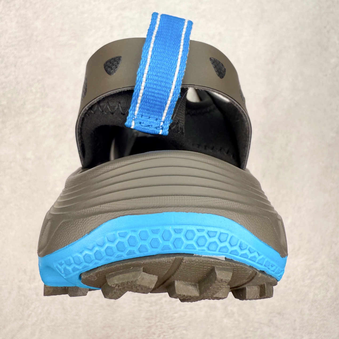 图片[8]-＃纯原 HOKA ONE ONE VIBRAM 舒适防滑透气涉水溯溪鞋 作为先锋品牌的 HOKA ONE ONE总是以独特的方式 HOPARA是一款溯溪鞋 又名排水鞋 可长期用于涉水和溯溪 保护脚底和脚趾的安全和舒适 鞋面材料速干 透气 耐磨 鞋底防滑 耐磨 抓地能力强 出于安全考虑 设计要求较高-涉水溯溪过程中 水 泥沙 可以直接从鞋内大孔排出 细纹鞋底使在岩石上抓地能力强 避免打滑 而上路后 鞋面具有快干透气等优点 尺码：36 36.5 37.5 38 39 40 40.5 41 42 42.5 43 44 45-选品中心