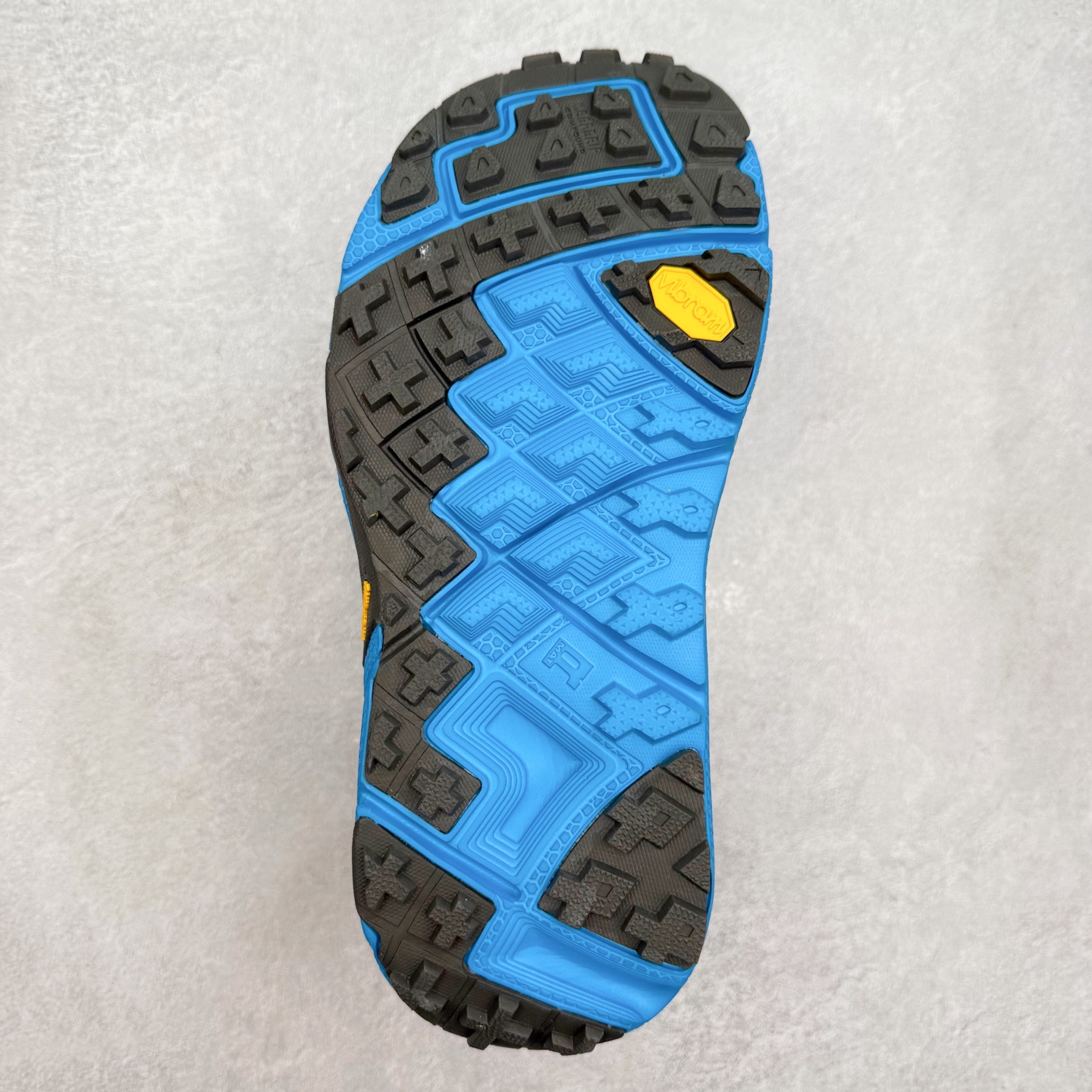 图片[9]-＃纯原 HOKA ONE ONE VIBRAM 舒适防滑透气涉水溯溪鞋 作为先锋品牌的 HOKA ONE ONE总是以独特的方式 HOPARA是一款溯溪鞋 又名排水鞋 可长期用于涉水和溯溪 保护脚底和脚趾的安全和舒适 鞋面材料速干 透气 耐磨 鞋底防滑 耐磨 抓地能力强 出于安全考虑 设计要求较高-涉水溯溪过程中 水 泥沙 可以直接从鞋内大孔排出 细纹鞋底使在岩石上抓地能力强 避免打滑 而上路后 鞋面具有快干透气等优点 尺码：36 36.5 37.5 38 39 40 40.5 41 42 42.5 43 44 45-选品中心
