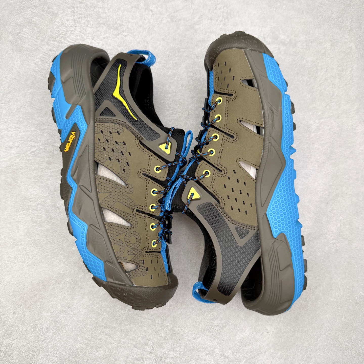 图片[3]-＃纯原 HOKA ONE ONE VIBRAM 舒适防滑透气涉水溯溪鞋 作为先锋品牌的 HOKA ONE ONE总是以独特的方式 HOPARA是一款溯溪鞋 又名排水鞋 可长期用于涉水和溯溪 保护脚底和脚趾的安全和舒适 鞋面材料速干 透气 耐磨 鞋底防滑 耐磨 抓地能力强 出于安全考虑 设计要求较高-涉水溯溪过程中 水 泥沙 可以直接从鞋内大孔排出 细纹鞋底使在岩石上抓地能力强 避免打滑 而上路后 鞋面具有快干透气等优点 尺码：36 36.5 37.5 38 39 40 40.5 41 42 42.5 43 44 45-选品中心
