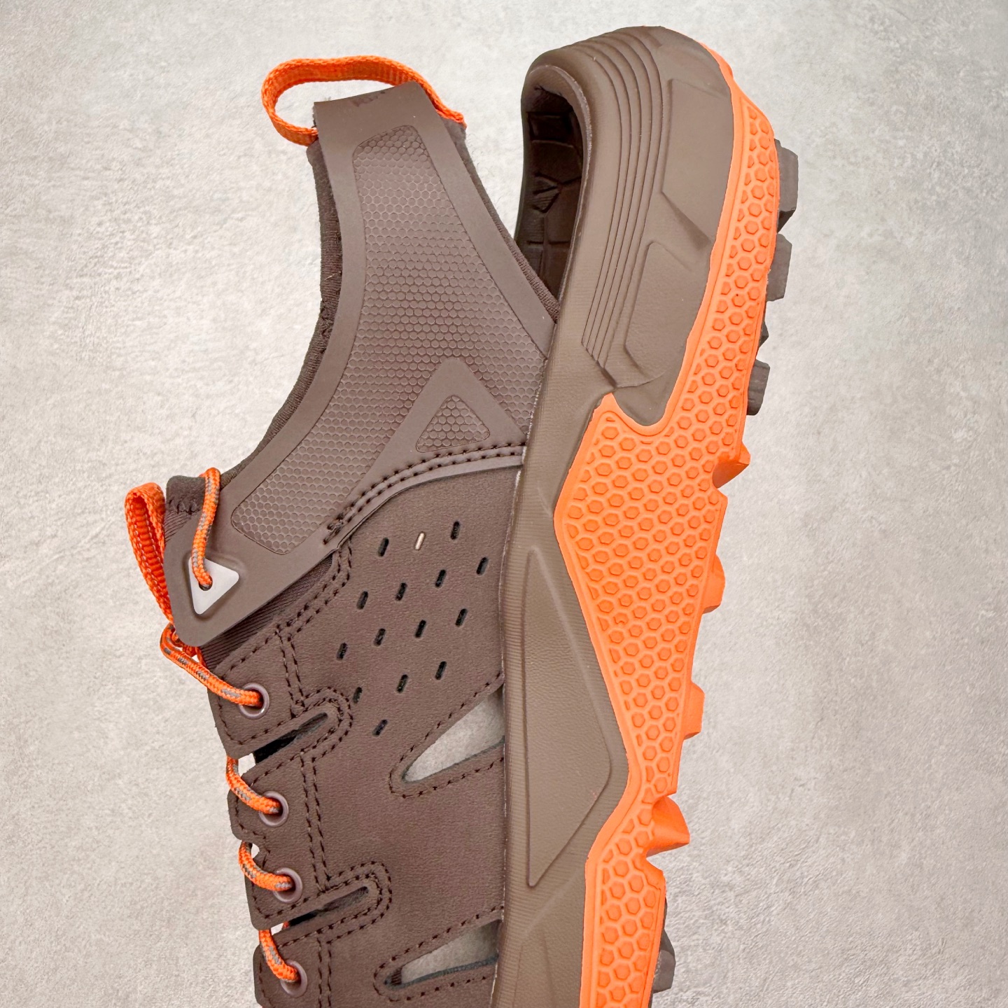 图片[7]-＃纯原 HOKA ONE ONE VIBRAM 舒适防滑透气涉水溯溪鞋 作为先锋品牌的 HOKA ONE ONE总是以独特的方式 HOPARA是一款溯溪鞋 又名排水鞋 可长期用于涉水和溯溪 保护脚底和脚趾的安全和舒适 鞋面材料速干 透气 耐磨 鞋底防滑 耐磨 抓地能力强 出于安全考虑 设计要求较高-涉水溯溪过程中 水 泥沙 可以直接从鞋内大孔排出 细纹鞋底使在岩石上抓地能力强 避免打滑 而上路后 鞋面具有快干透气等优点 尺码：36 36.5 37.5 38 39 40 40.5 41 42 42.5 43 44 45-选品中心