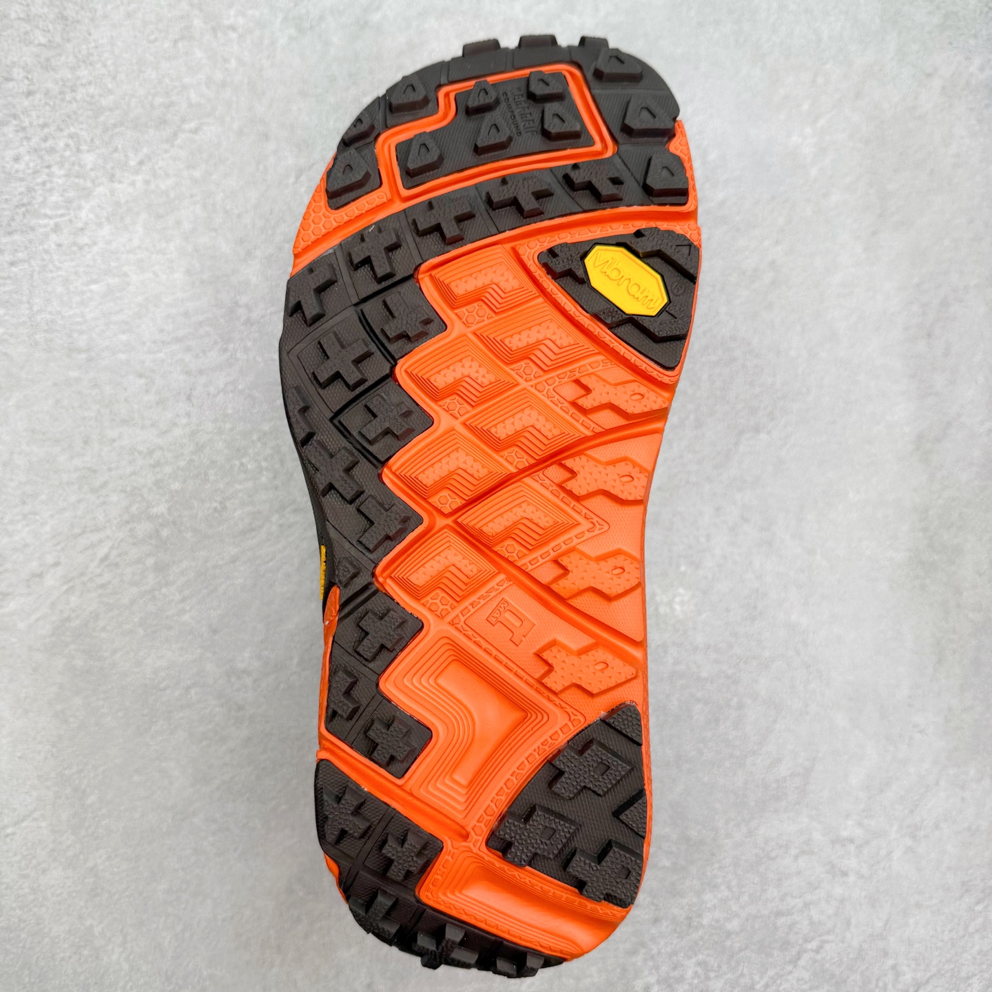 图片[9]-＃纯原 HOKA ONE ONE VIBRAM 舒适防滑透气涉水溯溪鞋 作为先锋品牌的 HOKA ONE ONE总是以独特的方式 HOPARA是一款溯溪鞋 又名排水鞋 可长期用于涉水和溯溪 保护脚底和脚趾的安全和舒适 鞋面材料速干 透气 耐磨 鞋底防滑 耐磨 抓地能力强 出于安全考虑 设计要求较高-涉水溯溪过程中 水 泥沙 可以直接从鞋内大孔排出 细纹鞋底使在岩石上抓地能力强 避免打滑 而上路后 鞋面具有快干透气等优点 尺码：36 36.5 37.5 38 39 40 40.5 41 42 42.5 43 44 45-选品中心