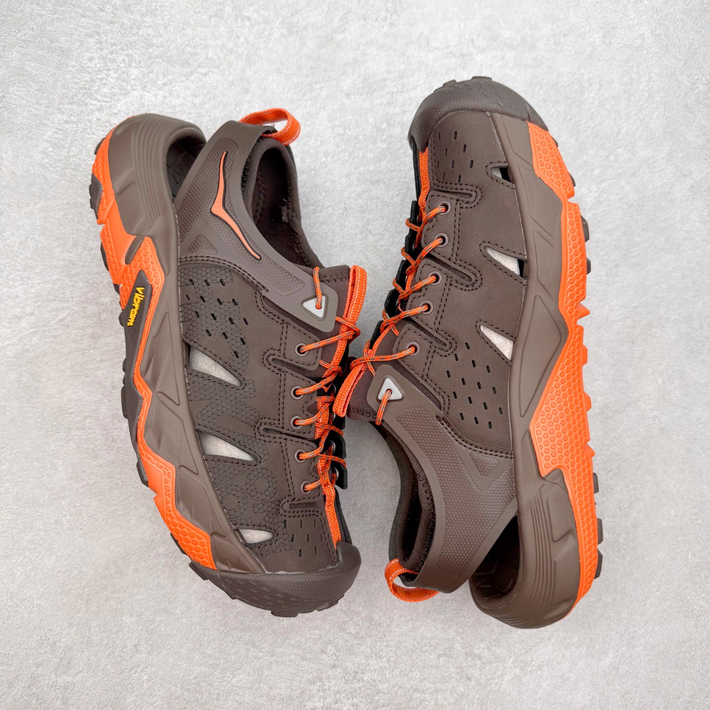 图片[3]-＃纯原 HOKA ONE ONE VIBRAM 舒适防滑透气涉水溯溪鞋 作为先锋品牌的 HOKA ONE ONE总是以独特的方式 HOPARA是一款溯溪鞋 又名排水鞋 可长期用于涉水和溯溪 保护脚底和脚趾的安全和舒适 鞋面材料速干 透气 耐磨 鞋底防滑 耐磨 抓地能力强 出于安全考虑 设计要求较高-涉水溯溪过程中 水 泥沙 可以直接从鞋内大孔排出 细纹鞋底使在岩石上抓地能力强 避免打滑 而上路后 鞋面具有快干透气等优点 尺码：36 36.5 37.5 38 39 40 40.5 41 42 42.5 43 44 45-选品中心