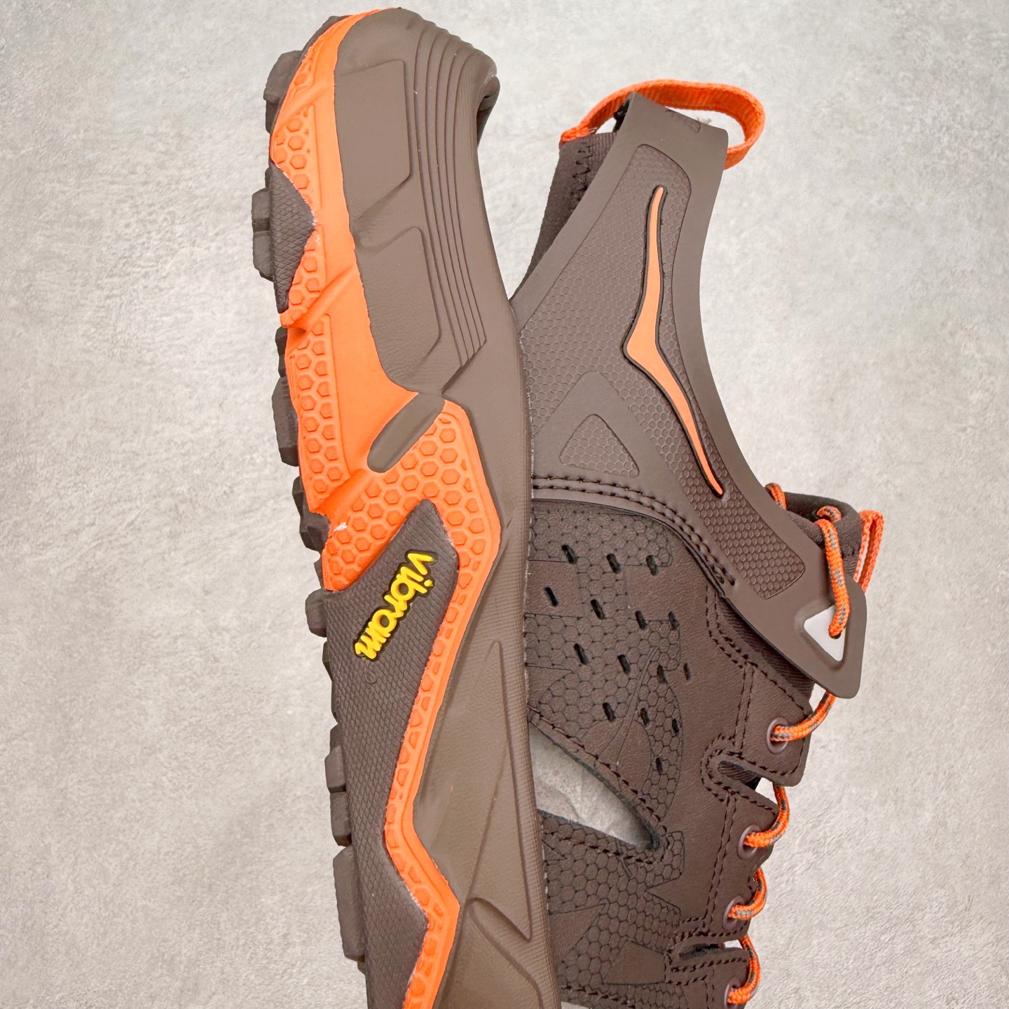 图片[6]-＃纯原 HOKA ONE ONE VIBRAM 舒适防滑透气涉水溯溪鞋 作为先锋品牌的 HOKA ONE ONE总是以独特的方式 HOPARA是一款溯溪鞋 又名排水鞋 可长期用于涉水和溯溪 保护脚底和脚趾的安全和舒适 鞋面材料速干 透气 耐磨 鞋底防滑 耐磨 抓地能力强 出于安全考虑 设计要求较高-涉水溯溪过程中 水 泥沙 可以直接从鞋内大孔排出 细纹鞋底使在岩石上抓地能力强 避免打滑 而上路后 鞋面具有快干透气等优点 尺码：36 36.5 37.5 38 39 40 40.5 41 42 42.5 43 44 45-选品中心