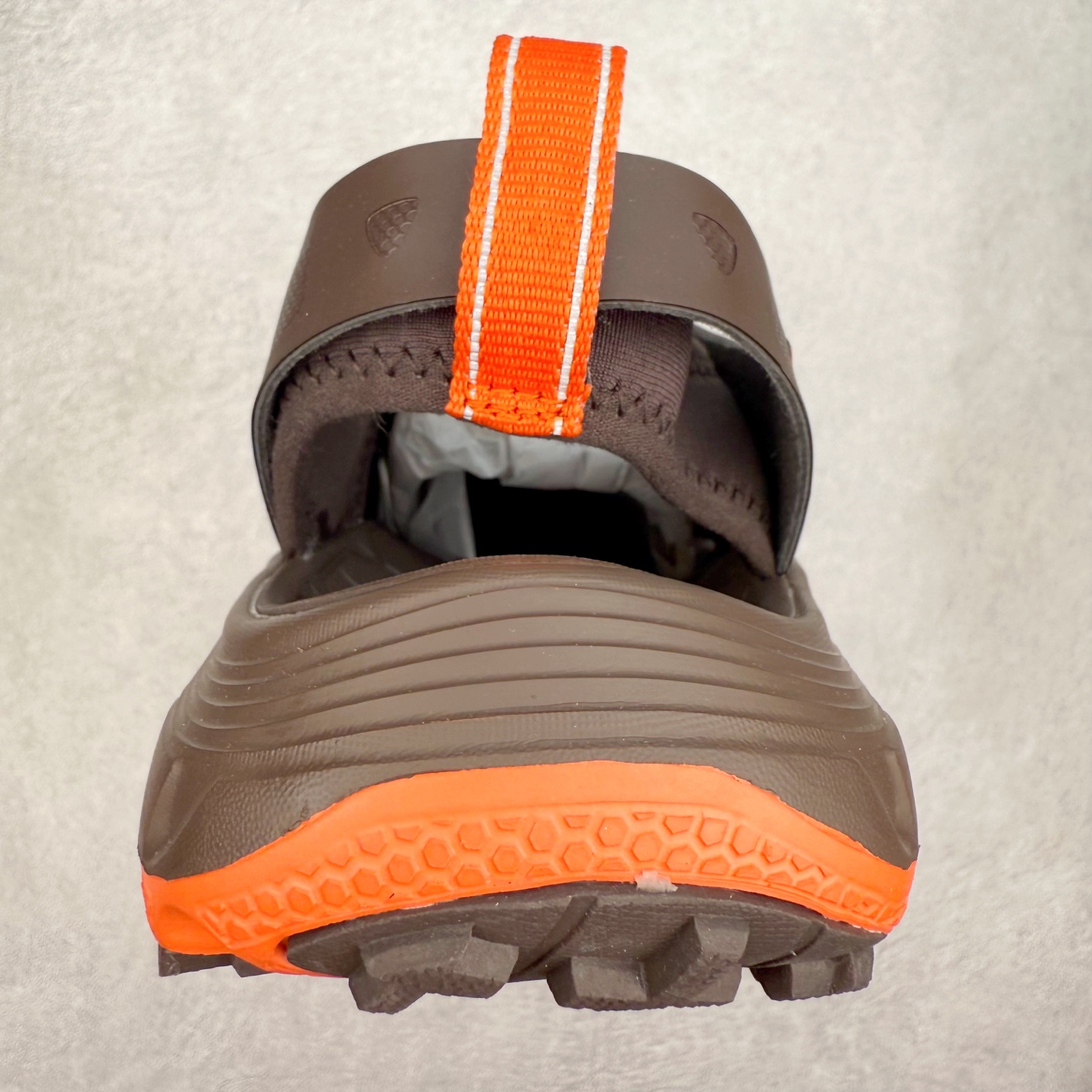 图片[8]-＃纯原 HOKA ONE ONE VIBRAM 舒适防滑透气涉水溯溪鞋 作为先锋品牌的 HOKA ONE ONE总是以独特的方式 HOPARA是一款溯溪鞋 又名排水鞋 可长期用于涉水和溯溪 保护脚底和脚趾的安全和舒适 鞋面材料速干 透气 耐磨 鞋底防滑 耐磨 抓地能力强 出于安全考虑 设计要求较高-涉水溯溪过程中 水 泥沙 可以直接从鞋内大孔排出 细纹鞋底使在岩石上抓地能力强 避免打滑 而上路后 鞋面具有快干透气等优点 尺码：36 36.5 37.5 38 39 40 40.5 41 42 42.5 43 44 45-选品中心