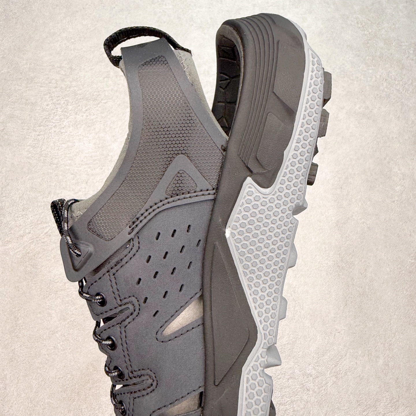 图片[7]-＃纯原 HOKA ONE ONE VIBRAM 舒适防滑透气涉水溯溪鞋 作为先锋品牌的 HOKA ONE ONE总是以独特的方式 HOPARA是一款溯溪鞋 又名排水鞋 可长期用于涉水和溯溪 保护脚底和脚趾的安全和舒适 鞋面材料速干 透气 耐磨 鞋底防滑 耐磨 抓地能力强 出于安全考虑 设计要求较高-涉水溯溪过程中 水 泥沙 可以直接从鞋内大孔排出 细纹鞋底使在岩石上抓地能力强 避免打滑 而上路后 鞋面具有快干透气等优点 尺码：36 36.5 37.5 38 39 40 40.5 41 42 42.5 43 44 45-选品中心