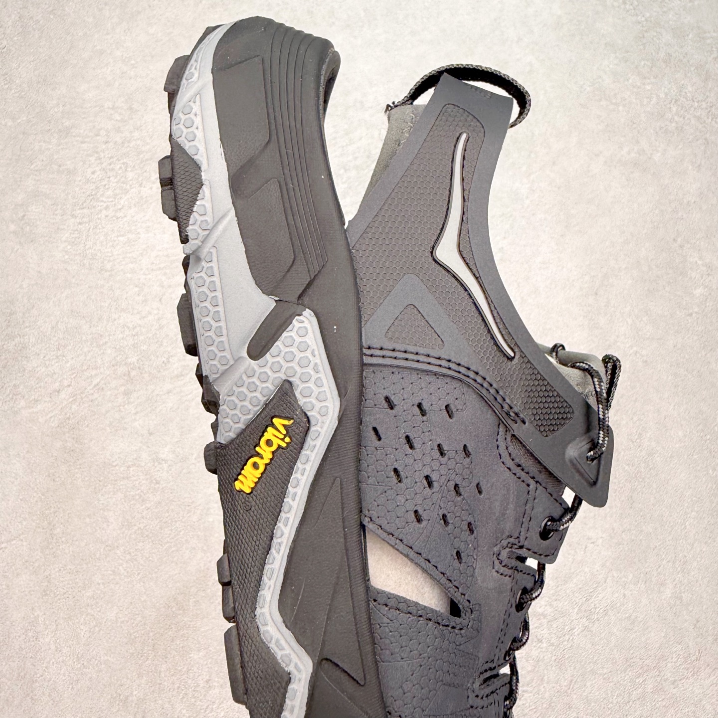 图片[6]-＃纯原 HOKA ONE ONE VIBRAM 舒适防滑透气涉水溯溪鞋 作为先锋品牌的 HOKA ONE ONE总是以独特的方式 HOPARA是一款溯溪鞋 又名排水鞋 可长期用于涉水和溯溪 保护脚底和脚趾的安全和舒适 鞋面材料速干 透气 耐磨 鞋底防滑 耐磨 抓地能力强 出于安全考虑 设计要求较高-涉水溯溪过程中 水 泥沙 可以直接从鞋内大孔排出 细纹鞋底使在岩石上抓地能力强 避免打滑 而上路后 鞋面具有快干透气等优点 尺码：36 36.5 37.5 38 39 40 40.5 41 42 42.5 43 44 45-选品中心