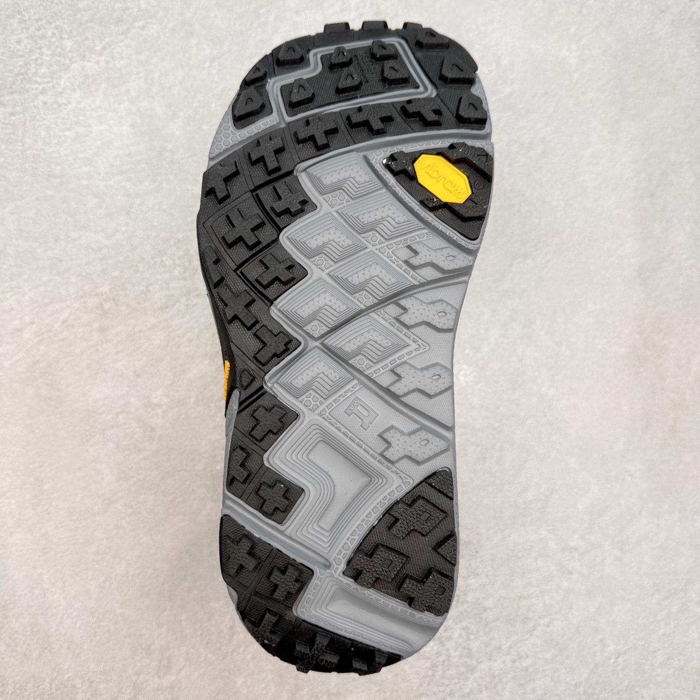 图片[9]-＃纯原 HOKA ONE ONE VIBRAM 舒适防滑透气涉水溯溪鞋 作为先锋品牌的 HOKA ONE ONE总是以独特的方式 HOPARA是一款溯溪鞋 又名排水鞋 可长期用于涉水和溯溪 保护脚底和脚趾的安全和舒适 鞋面材料速干 透气 耐磨 鞋底防滑 耐磨 抓地能力强 出于安全考虑 设计要求较高-涉水溯溪过程中 水 泥沙 可以直接从鞋内大孔排出 细纹鞋底使在岩石上抓地能力强 避免打滑 而上路后 鞋面具有快干透气等优点 尺码：36 36.5 37.5 38 39 40 40.5 41 42 42.5 43 44 45-选品中心