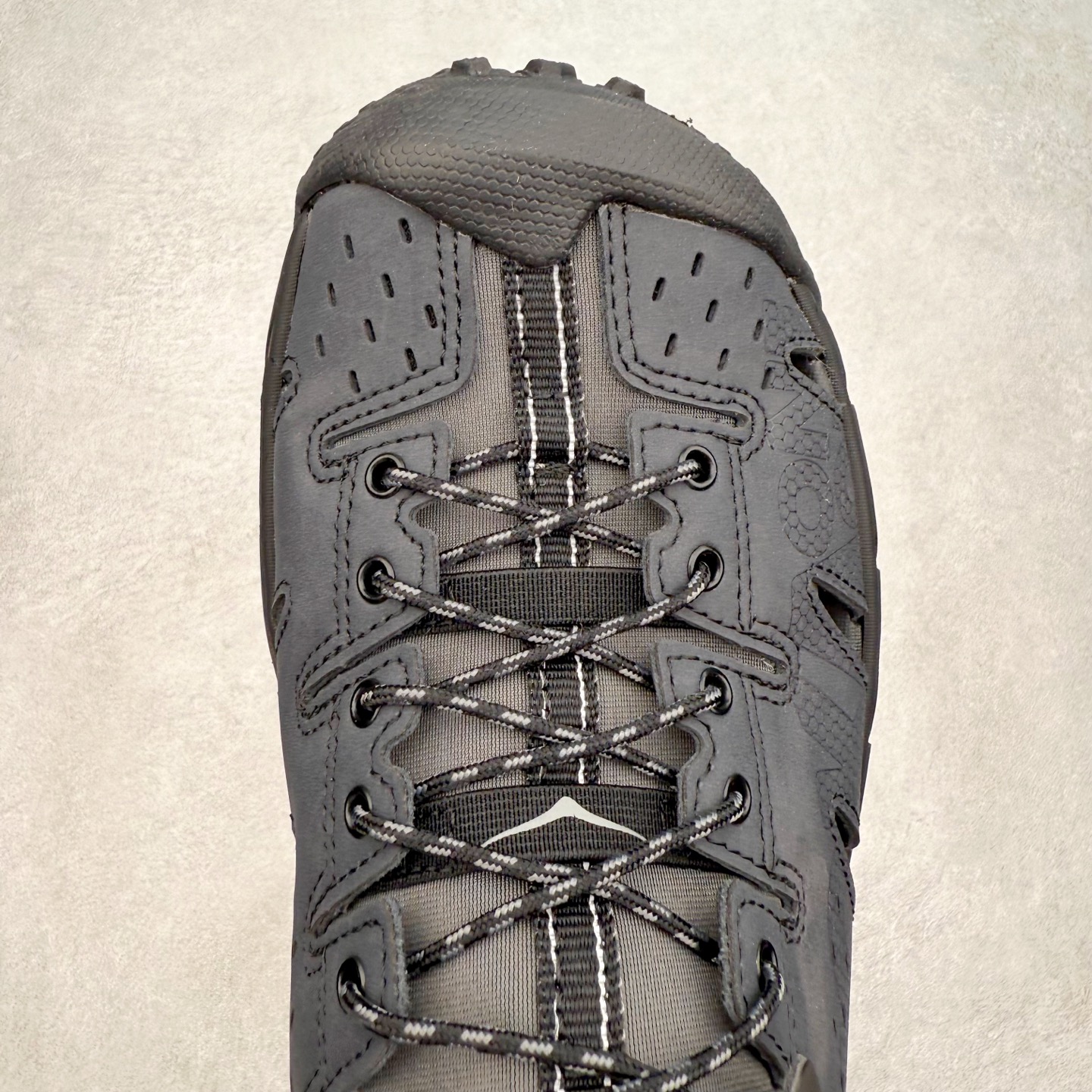 图片[4]-＃纯原 HOKA ONE ONE VIBRAM 舒适防滑透气涉水溯溪鞋 作为先锋品牌的 HOKA ONE ONE总是以独特的方式 HOPARA是一款溯溪鞋 又名排水鞋 可长期用于涉水和溯溪 保护脚底和脚趾的安全和舒适 鞋面材料速干 透气 耐磨 鞋底防滑 耐磨 抓地能力强 出于安全考虑 设计要求较高-涉水溯溪过程中 水 泥沙 可以直接从鞋内大孔排出 细纹鞋底使在岩石上抓地能力强 避免打滑 而上路后 鞋面具有快干透气等优点 尺码：36 36.5 37.5 38 39 40 40.5 41 42 42.5 43 44 45-选品中心