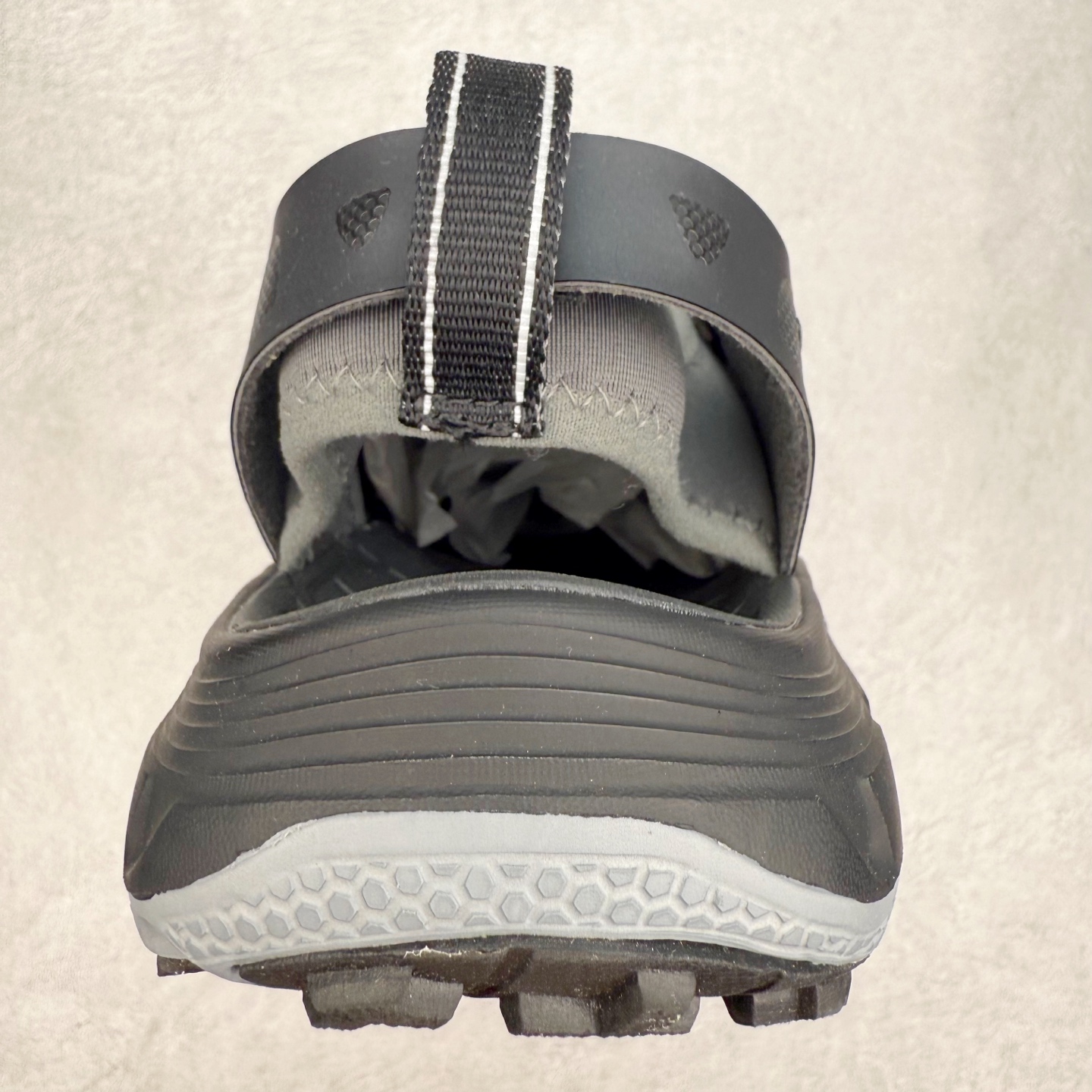 图片[8]-＃纯原 HOKA ONE ONE VIBRAM 舒适防滑透气涉水溯溪鞋 作为先锋品牌的 HOKA ONE ONE总是以独特的方式 HOPARA是一款溯溪鞋 又名排水鞋 可长期用于涉水和溯溪 保护脚底和脚趾的安全和舒适 鞋面材料速干 透气 耐磨 鞋底防滑 耐磨 抓地能力强 出于安全考虑 设计要求较高-涉水溯溪过程中 水 泥沙 可以直接从鞋内大孔排出 细纹鞋底使在岩石上抓地能力强 避免打滑 而上路后 鞋面具有快干透气等优点 尺码：36 36.5 37.5 38 39 40 40.5 41 42 42.5 43 44 45-选品中心