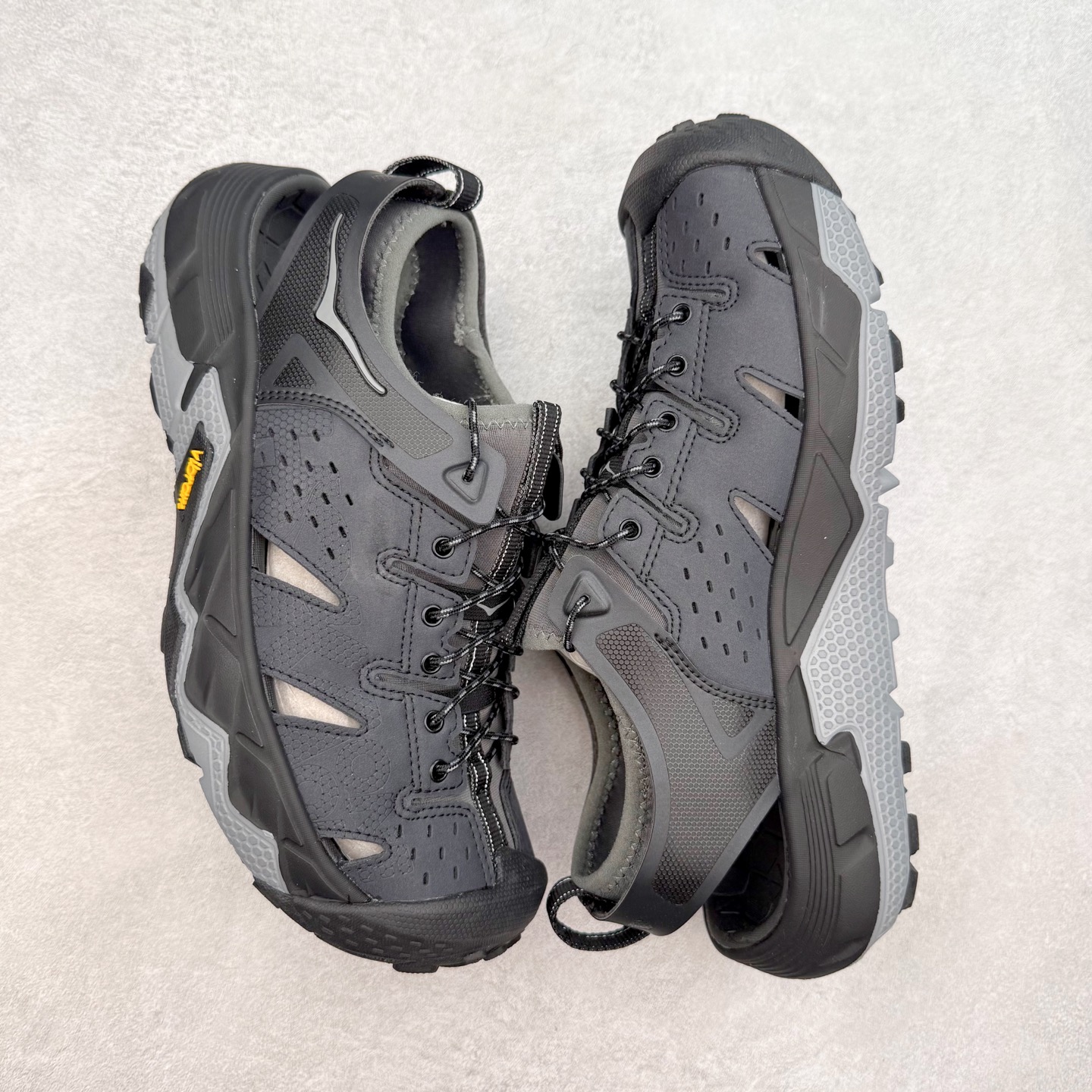 图片[3]-＃纯原 HOKA ONE ONE VIBRAM 舒适防滑透气涉水溯溪鞋 作为先锋品牌的 HOKA ONE ONE总是以独特的方式 HOPARA是一款溯溪鞋 又名排水鞋 可长期用于涉水和溯溪 保护脚底和脚趾的安全和舒适 鞋面材料速干 透气 耐磨 鞋底防滑 耐磨 抓地能力强 出于安全考虑 设计要求较高-涉水溯溪过程中 水 泥沙 可以直接从鞋内大孔排出 细纹鞋底使在岩石上抓地能力强 避免打滑 而上路后 鞋面具有快干透气等优点 尺码：36 36.5 37.5 38 39 40 40.5 41 42 42.5 43 44 45-选品中心