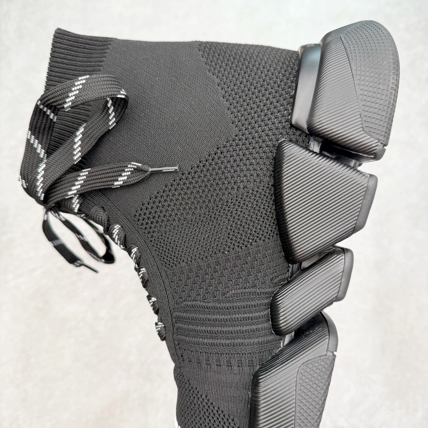 图片[7]-Balenciaga巴黎世家 Speed 2.0 LT 运动舒适 高帮生活休闲鞋 20S秋冬新品首发纯原版本 Logo 永不掉字 右脚鞋头内置NFC热熔内标 # MD多层组合大底 360°柔韧扭曲 上脚极致舒适 全新的动感设计理念 诠释了这款皇帝一脚蹬懒人鞋的主导地位！尺码：35/45-选品中心