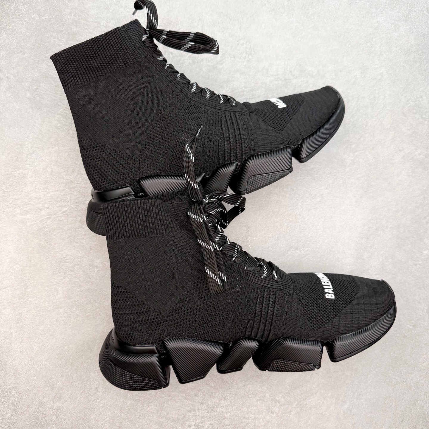 图片[3]-Balenciaga巴黎世家 Speed 2.0 LT 运动舒适 高帮生活休闲鞋 20S秋冬新品首发纯原版本 Logo 永不掉字 右脚鞋头内置NFC热熔内标 # MD多层组合大底 360°柔韧扭曲 上脚极致舒适 全新的动感设计理念 诠释了这款皇帝一脚蹬懒人鞋的主导地位！尺码：35/45-选品中心