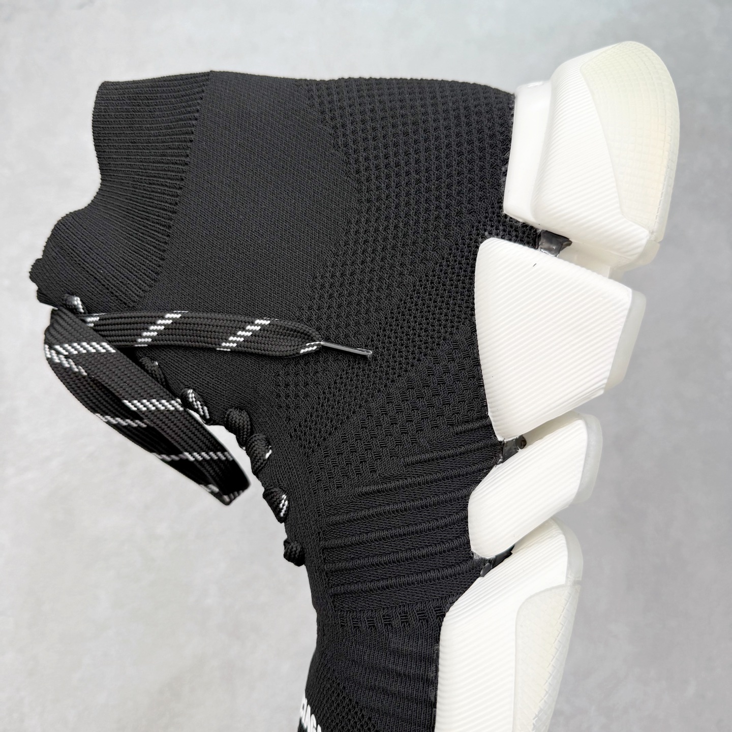 图片[7]-Balenciaga巴黎世家 Speed 2.0 LT 运动舒适 高帮生活休闲鞋 20S秋冬新品首发纯原版本 Logo 永不掉字 右脚鞋头内置NFC热熔内标 # MD多层组合大底 360°柔韧扭曲 上脚极致舒适 全新的动感设计理念 诠释了这款皇帝一脚蹬懒人鞋的主导地位！尺码：35/45-选品中心