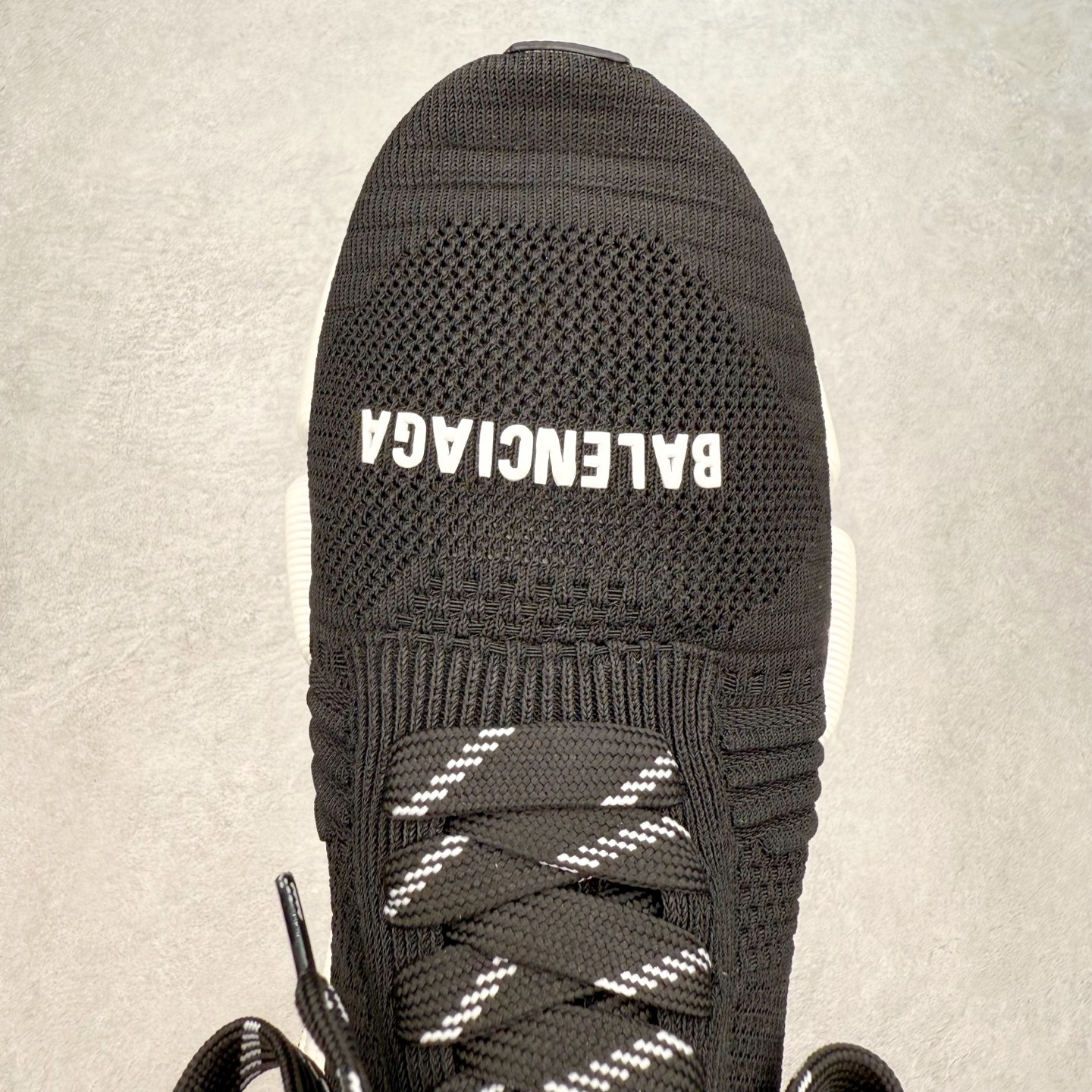 图片[4]-Balenciaga巴黎世家 Speed 2.0 LT 运动舒适 高帮生活休闲鞋 20S秋冬新品首发纯原版本 Logo 永不掉字 右脚鞋头内置NFC热熔内标 # MD多层组合大底 360°柔韧扭曲 上脚极致舒适 全新的动感设计理念 诠释了这款皇帝一脚蹬懒人鞋的主导地位！尺码：35/45-选品中心