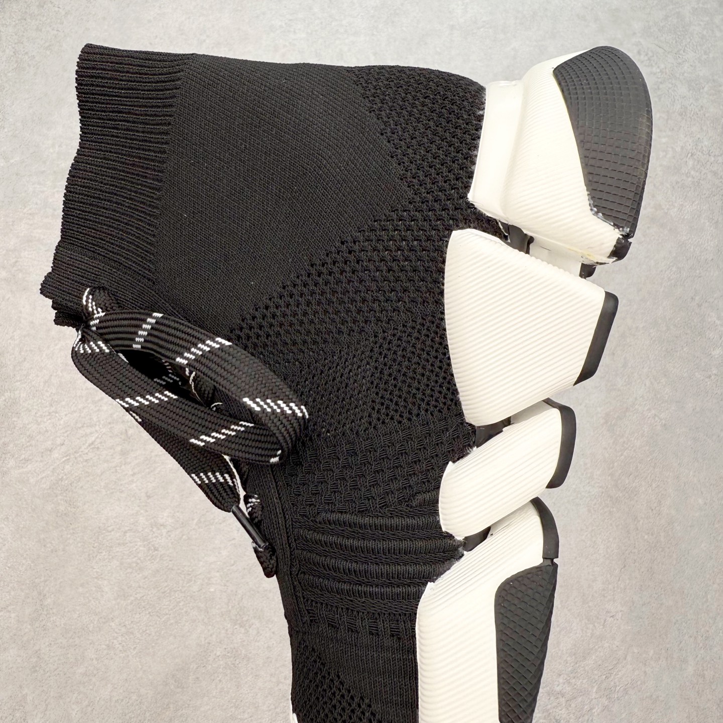 图片[7]-Balenciaga巴黎世家 Speed 2.0 LT 运动舒适 高帮生活休闲鞋 20S秋冬新品首发纯原版本 Logo 永不掉字 右脚鞋头内置NFC热熔内标 # MD多层组合大底 360°柔韧扭曲 上脚极致舒适 全新的动感设计理念 诠释了这款皇帝一脚蹬懒人鞋的主导地位！尺码：35/45-选品中心