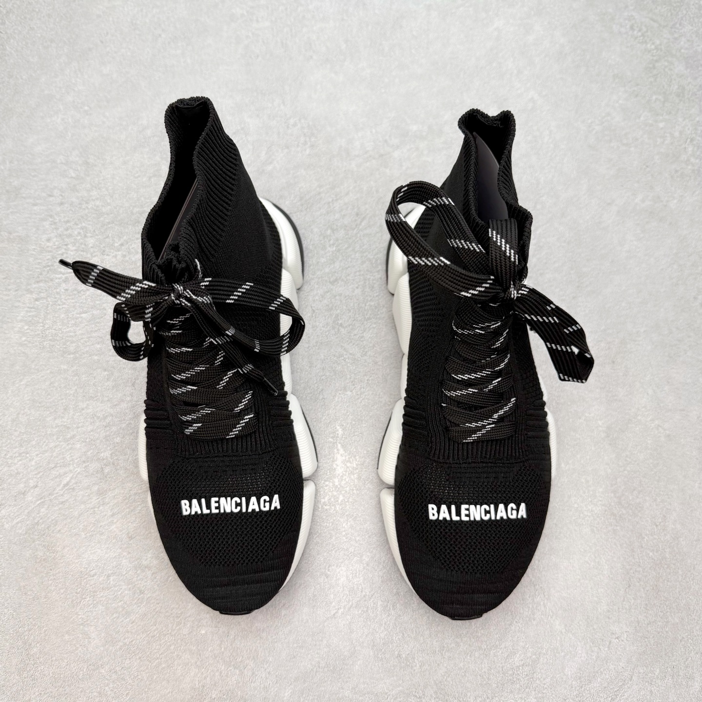 图片[2]-Balenciaga巴黎世家 Speed 2.0 LT 运动舒适 高帮生活休闲鞋 20S秋冬新品首发纯原版本 Logo 永不掉字 右脚鞋头内置NFC热熔内标 # MD多层组合大底 360°柔韧扭曲 上脚极致舒适 全新的动感设计理念 诠释了这款皇帝一脚蹬懒人鞋的主导地位！尺码：35/45-选品中心