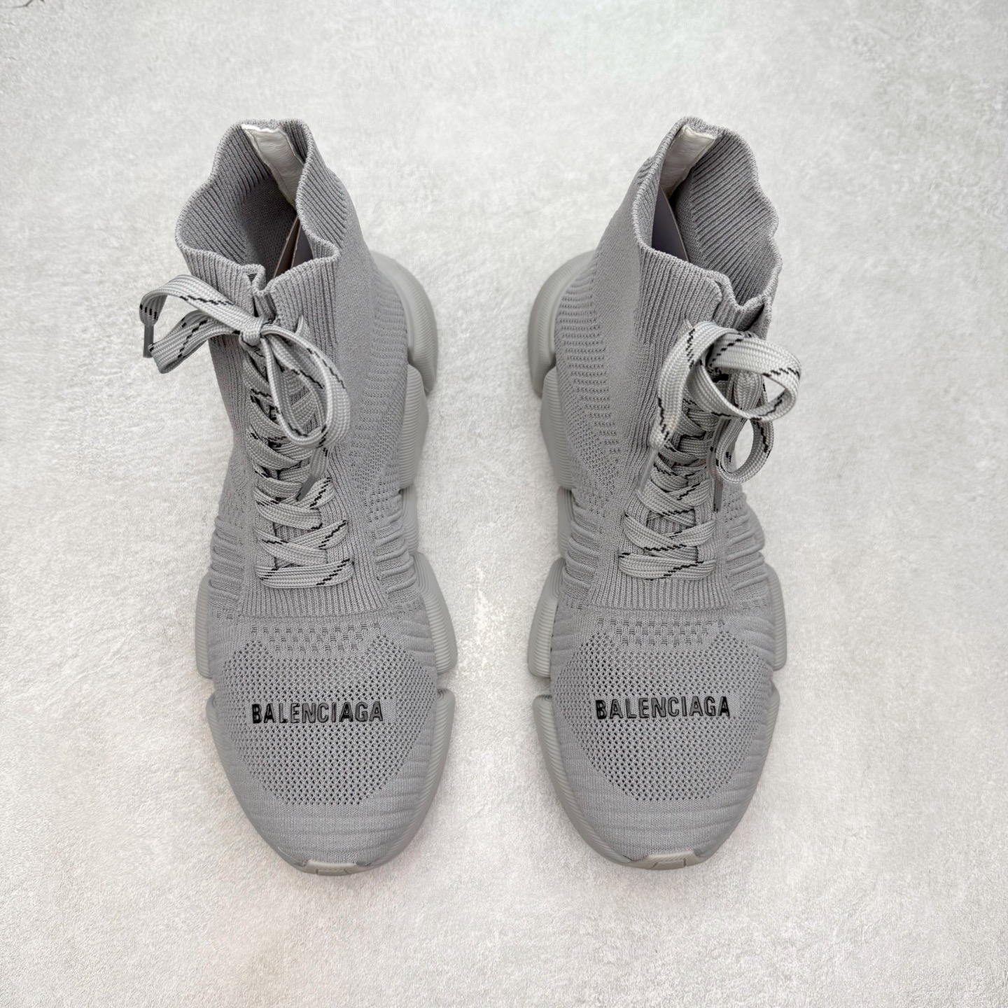 图片[2]-Balenciaga巴黎世家 Speed 2.0 LT 运动舒适 高帮生活休闲鞋 20S秋冬新品首发纯原版本 Logo 永不掉字 右脚鞋头内置NFC热熔内标 # MD多层组合大底 360°柔韧扭曲 上脚极致舒适 全新的动感设计理念 诠释了这款皇帝一脚蹬懒人鞋的主导地位！尺码：35/45-选品中心