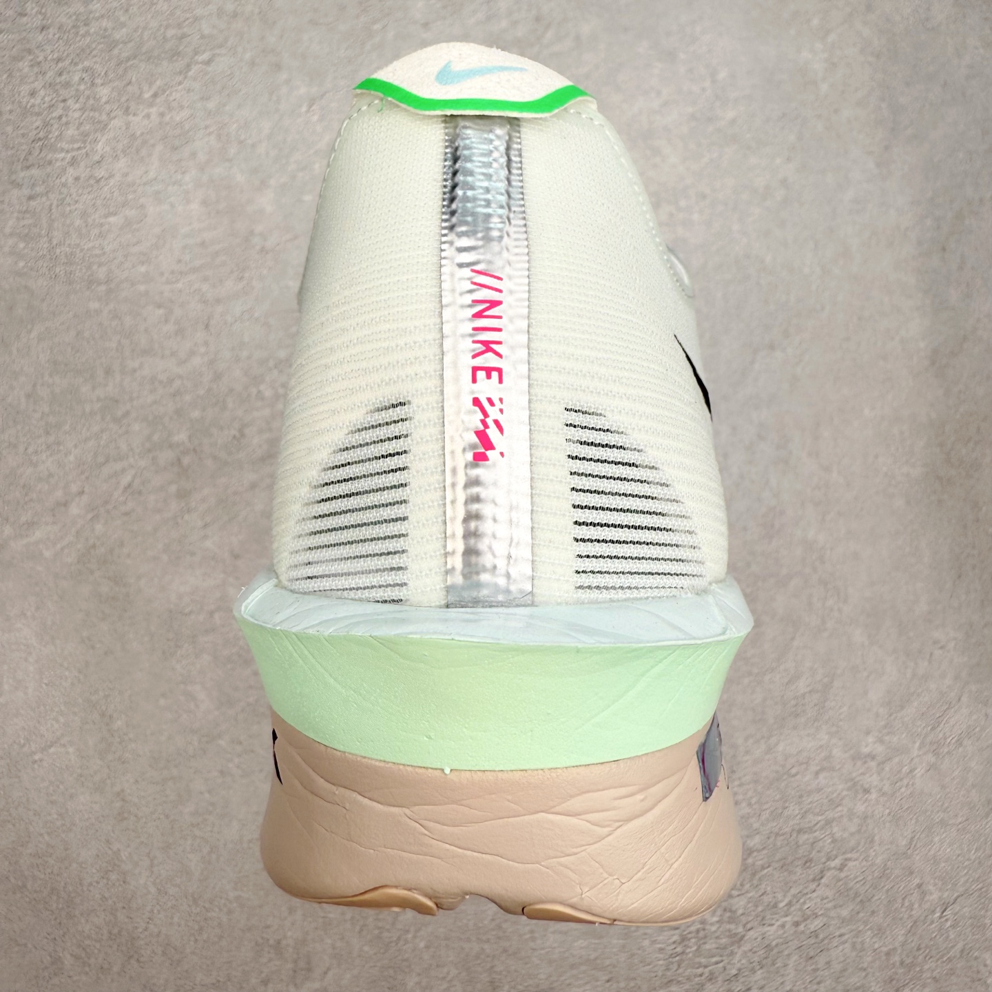 图片[8]-＃纯原 Jakob A. Ingebrigtsen x NK Zoom VaporFly Next 4% 舒适百搭透气回弹低帮短跑马拉松跑步鞋 HF6414-101 采用精致醒目设计，精准诠释雅各布·因格布里格森的风格，聚焦他的核心信念：家庭与夺冠。该鞋款在前代鞋款的基础上减轻重量，但不影响性能表现。碳纤维 Flyplate 结合出众回弹的ZoomX泡绵中底，缔造比赛日佳选，令你快意难挡，疾速冲刺。这款公路竞速跑步鞋具备匠心品质，无论是日常畅跑还是马拉松，皆可轻松驾驭，是雅各布的信赖之选。尺码：36 36.5 37.5 38 38.5 39 40 40.5 41 42 42.5 43 44 44.5 45-选品中心