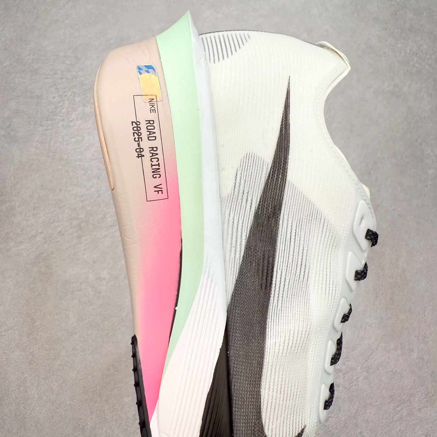 图片[6]-＃纯原 Jakob A. Ingebrigtsen x NK Zoom VaporFly Next 4% 舒适百搭透气回弹低帮短跑马拉松跑步鞋 HF6414-101 采用精致醒目设计，精准诠释雅各布·因格布里格森的风格，聚焦他的核心信念：家庭与夺冠。该鞋款在前代鞋款的基础上减轻重量，但不影响性能表现。碳纤维 Flyplate 结合出众回弹的ZoomX泡绵中底，缔造比赛日佳选，令你快意难挡，疾速冲刺。这款公路竞速跑步鞋具备匠心品质，无论是日常畅跑还是马拉松，皆可轻松驾驭，是雅各布的信赖之选。尺码：36 36.5 37.5 38 38.5 39 40 40.5 41 42 42.5 43 44 44.5 45-选品中心