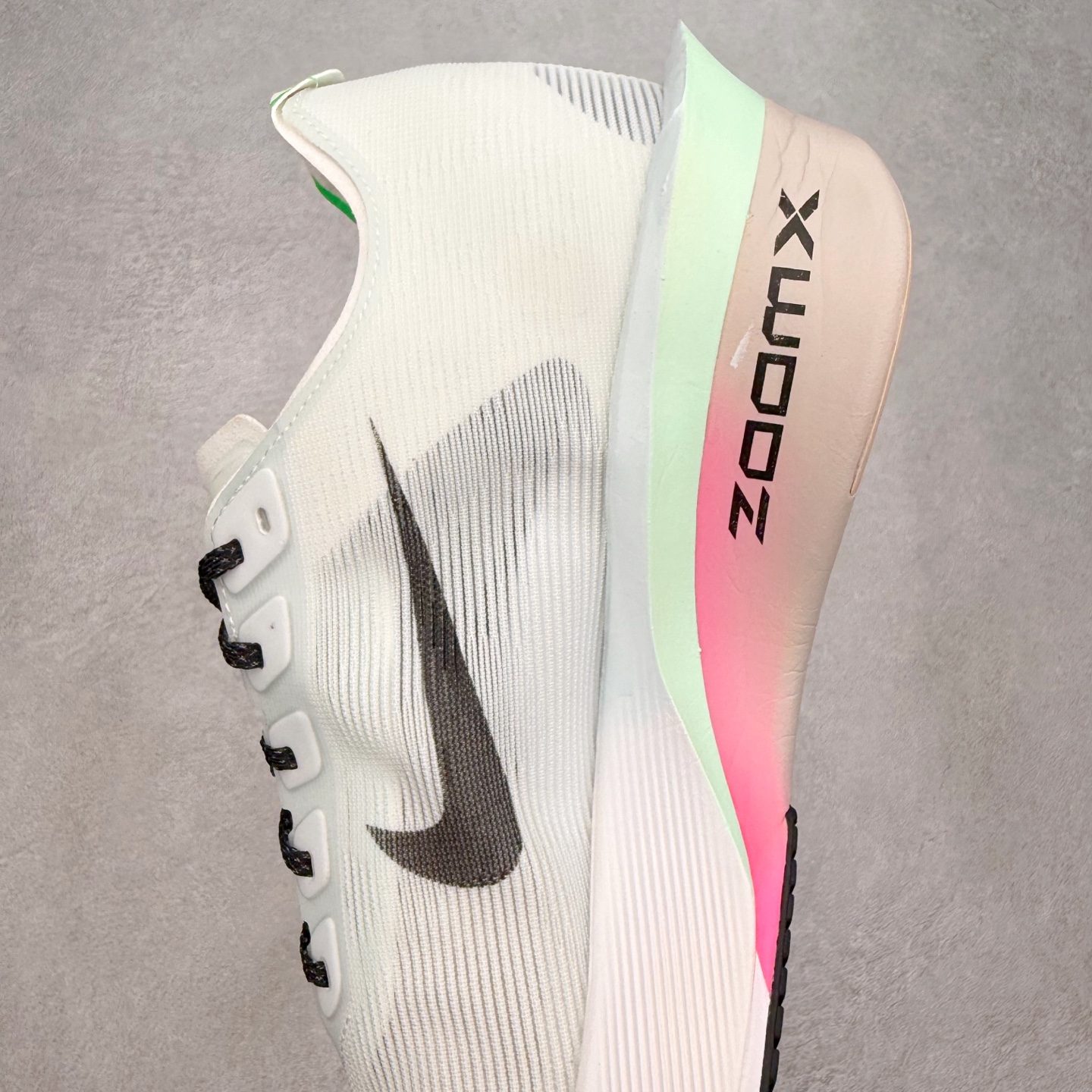 图片[7]-＃纯原 Jakob A. Ingebrigtsen x NK Zoom VaporFly Next 4% 舒适百搭透气回弹低帮短跑马拉松跑步鞋 HF6414-101 采用精致醒目设计，精准诠释雅各布·因格布里格森的风格，聚焦他的核心信念：家庭与夺冠。该鞋款在前代鞋款的基础上减轻重量，但不影响性能表现。碳纤维 Flyplate 结合出众回弹的ZoomX泡绵中底，缔造比赛日佳选，令你快意难挡，疾速冲刺。这款公路竞速跑步鞋具备匠心品质，无论是日常畅跑还是马拉松，皆可轻松驾驭，是雅各布的信赖之选。尺码：36 36.5 37.5 38 38.5 39 40 40.5 41 42 42.5 43 44 44.5 45-选品中心