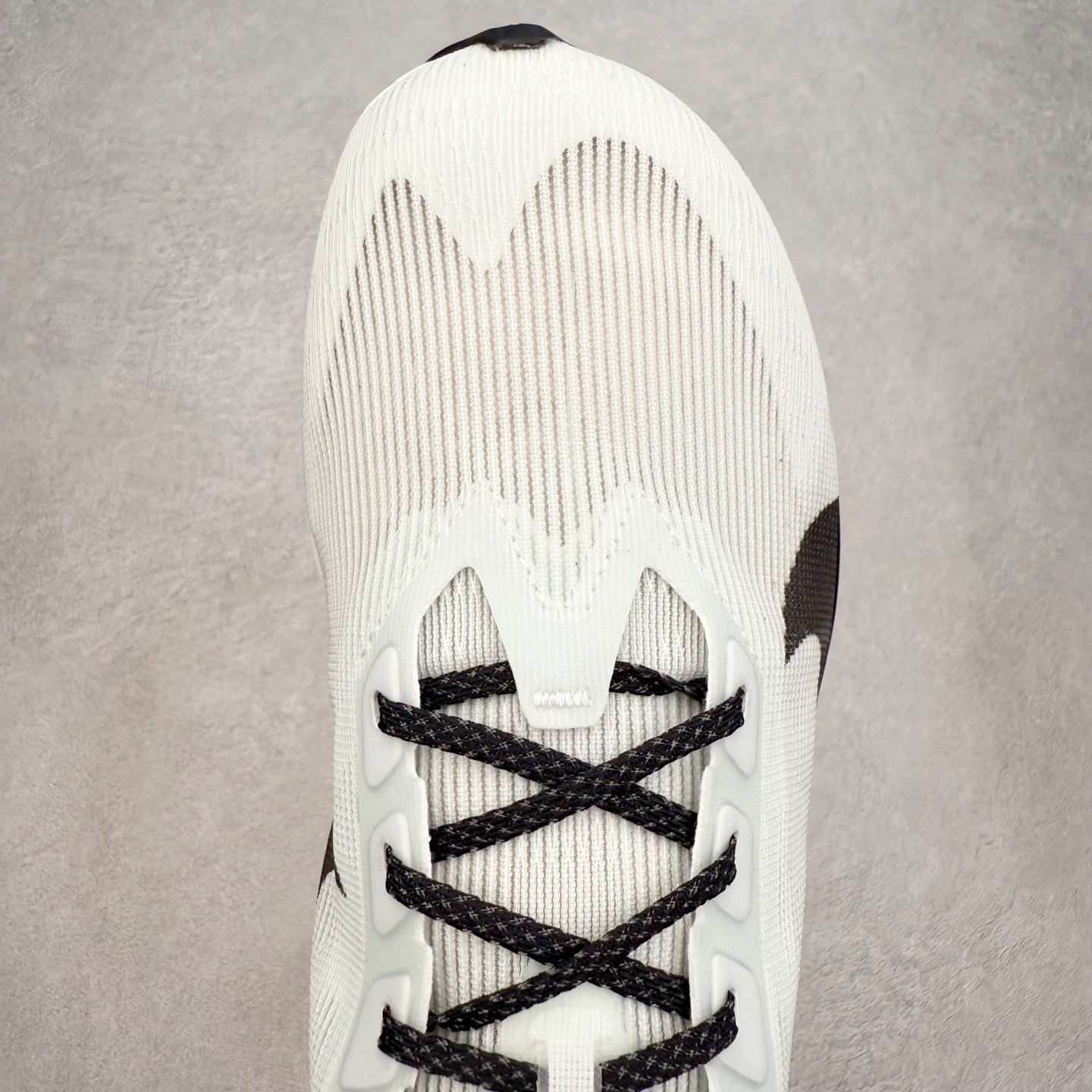 图片[5]-＃纯原 Jakob A. Ingebrigtsen x NK Zoom VaporFly Next 4% 舒适百搭透气回弹低帮短跑马拉松跑步鞋 HF6414-101 采用精致醒目设计，精准诠释雅各布·因格布里格森的风格，聚焦他的核心信念：家庭与夺冠。该鞋款在前代鞋款的基础上减轻重量，但不影响性能表现。碳纤维 Flyplate 结合出众回弹的ZoomX泡绵中底，缔造比赛日佳选，令你快意难挡，疾速冲刺。这款公路竞速跑步鞋具备匠心品质，无论是日常畅跑还是马拉松，皆可轻松驾驭，是雅各布的信赖之选。尺码：36 36.5 37.5 38 38.5 39 40 40.5 41 42 42.5 43 44 44.5 45-选品中心