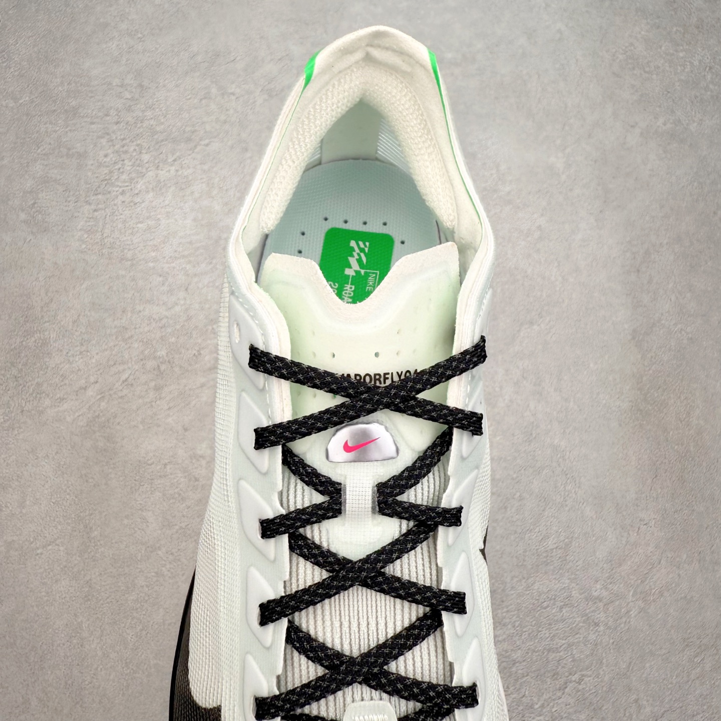 图片[2]-＃纯原 Jakob A. Ingebrigtsen x NK Zoom VaporFly Next 4% 舒适百搭透气回弹低帮短跑马拉松跑步鞋 HF6414-101 采用精致醒目设计，精准诠释雅各布·因格布里格森的风格，聚焦他的核心信念：家庭与夺冠。该鞋款在前代鞋款的基础上减轻重量，但不影响性能表现。碳纤维 Flyplate 结合出众回弹的ZoomX泡绵中底，缔造比赛日佳选，令你快意难挡，疾速冲刺。这款公路竞速跑步鞋具备匠心品质，无论是日常畅跑还是马拉松，皆可轻松驾驭，是雅各布的信赖之选。尺码：36 36.5 37.5 38 38.5 39 40 40.5 41 42 42.5 43 44 44.5 45-选品中心