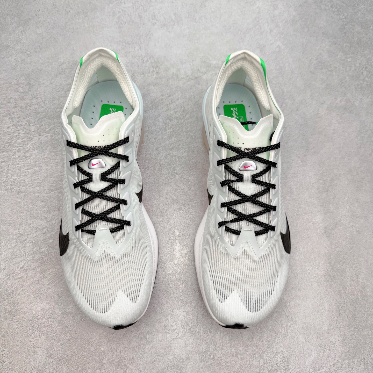 图片[3]-＃纯原 Jakob A. Ingebrigtsen x NK Zoom VaporFly Next 4% 舒适百搭透气回弹低帮短跑马拉松跑步鞋 HF6414-101 采用精致醒目设计，精准诠释雅各布·因格布里格森的风格，聚焦他的核心信念：家庭与夺冠。该鞋款在前代鞋款的基础上减轻重量，但不影响性能表现。碳纤维 Flyplate 结合出众回弹的ZoomX泡绵中底，缔造比赛日佳选，令你快意难挡，疾速冲刺。这款公路竞速跑步鞋具备匠心品质，无论是日常畅跑还是马拉松，皆可轻松驾驭，是雅各布的信赖之选。尺码：36 36.5 37.5 38 38.5 39 40 40.5 41 42 42.5 43 44 44.5 45-选品中心