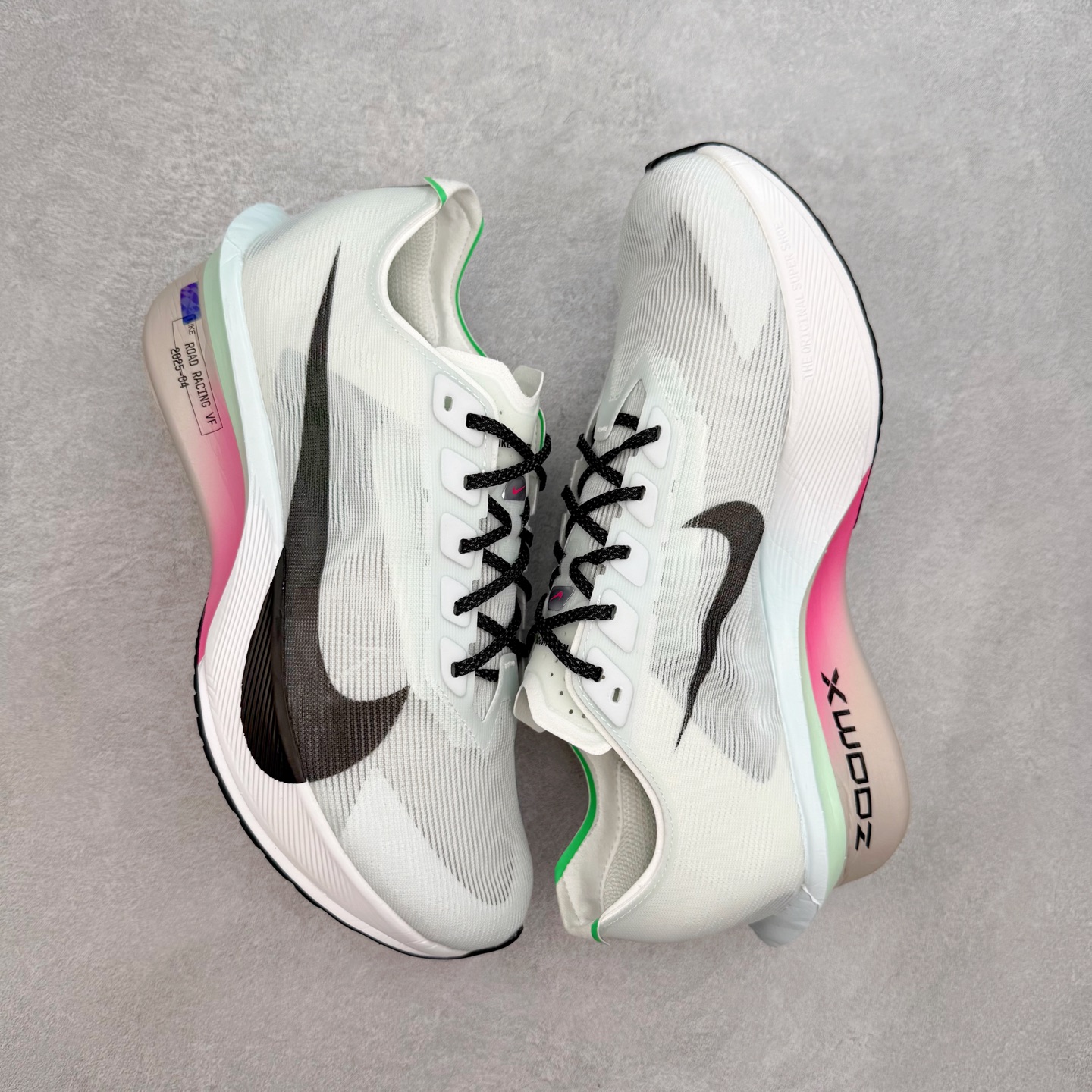 图片[4]-＃纯原 Jakob A. Ingebrigtsen x NK Zoom VaporFly Next 4% 舒适百搭透气回弹低帮短跑马拉松跑步鞋 HF6414-101 采用精致醒目设计，精准诠释雅各布·因格布里格森的风格，聚焦他的核心信念：家庭与夺冠。该鞋款在前代鞋款的基础上减轻重量，但不影响性能表现。碳纤维 Flyplate 结合出众回弹的ZoomX泡绵中底，缔造比赛日佳选，令你快意难挡，疾速冲刺。这款公路竞速跑步鞋具备匠心品质，无论是日常畅跑还是马拉松，皆可轻松驾驭，是雅各布的信赖之选。尺码：36 36.5 37.5 38 38.5 39 40 40.5 41 42 42.5 43 44 44.5 45-选品中心