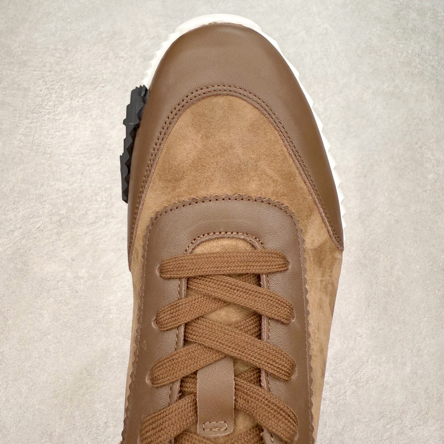 图片[4]-Hermes 爱马仕 Bouncing 老钱风 皮面款 低帮休闲鞋 海淘代购同渠道品质 高端零售 外贸充正专供 原版购入开发 ZP级全套包装 完美楦型 正确卡色 大底 质感媲美原版 细节与原版一致 请注意区分市面通货材 尺码：39 40 41 42 43 44 45-选品中心