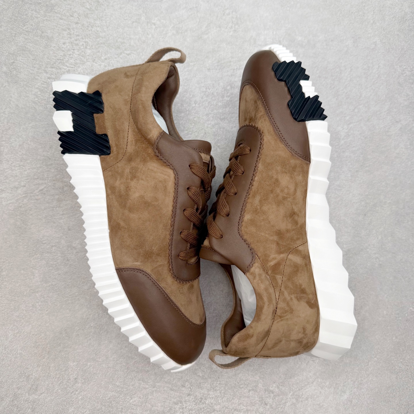 图片[3]-Hermes 爱马仕 Bouncing 老钱风 皮面款 低帮休闲鞋 海淘代购同渠道品质 高端零售 外贸充正专供 原版购入开发 ZP级全套包装 完美楦型 正确卡色 大底 质感媲美原版 细节与原版一致 请注意区分市面通货材 尺码：39 40 41 42 43 44 45-选品中心