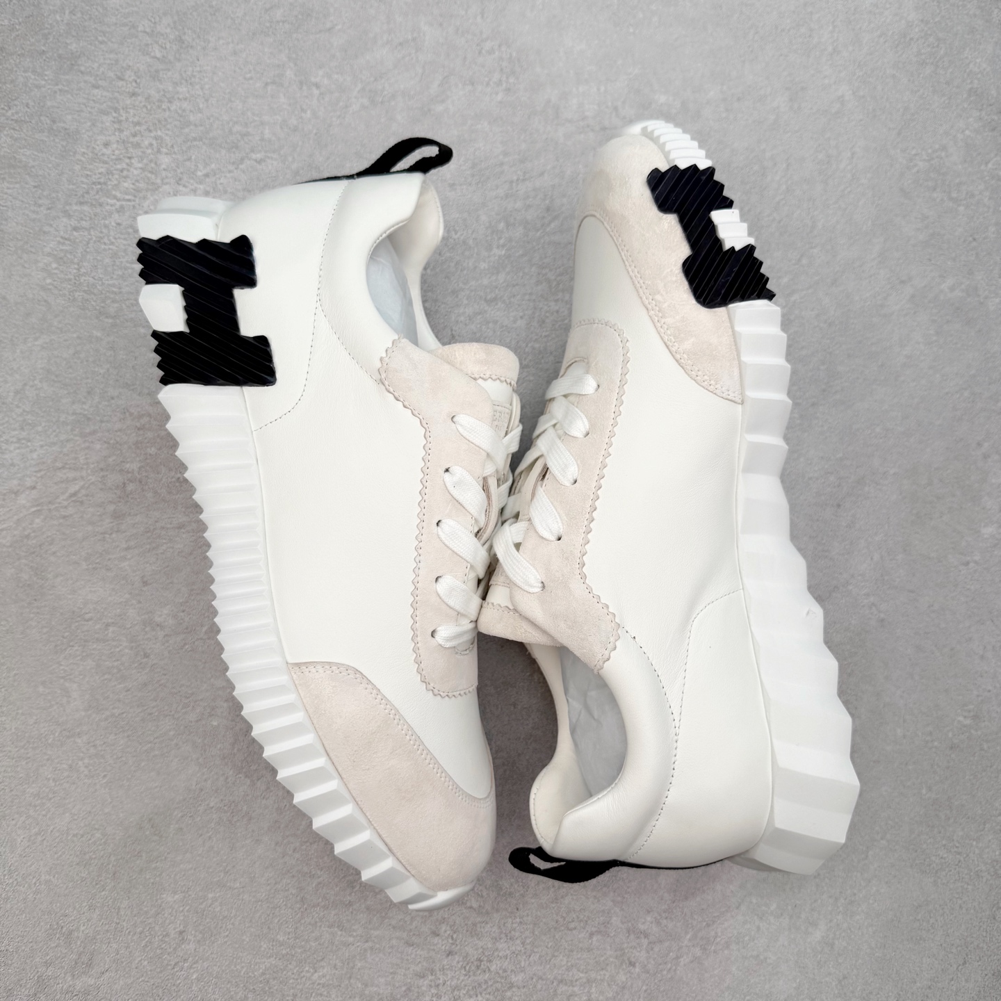 图片[3]-Hermes 爱马仕 Bouncing 老钱风 皮面款 低帮休闲鞋 海淘代购同渠道品质 高端零售 外贸充正专供 原版购入开发 ZP级全套包装 完美楦型 正确卡色 大底 质感媲美原版 细节与原版一致 请注意区分市面通货材 尺码：39 40 41 42 43 44 45-选品中心