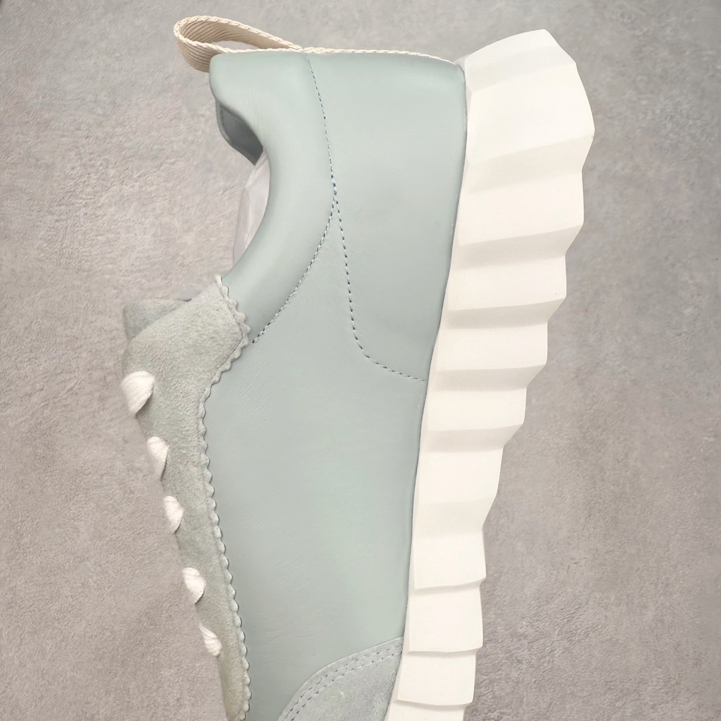 图片[7]-Hermes 爱马仕 Bouncing 老钱风 皮面款 低帮休闲鞋 海淘代购同渠道品质 高端零售 外贸充正专供 原版购入开发 ZP级全套包装 完美楦型 正确卡色 大底 质感媲美原版 细节与原版一致 请注意区分市面通货材 尺码：39 40 41 42 43 44 45-选品中心