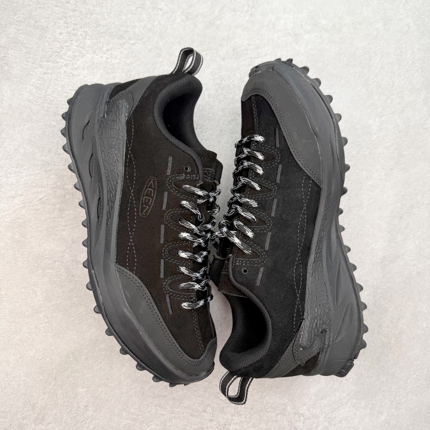 图片[3]-KEEN Jasper Zionic 科恩舒适轻盈耐磨低帮徒步鞋 KEEN诞生于2003年的美国人气户外品牌，以一双“保护脚趾”且能涉足水域的户外凉鞋NEWPORT诞生为契机，开启原创制鞋之路。KEEN相信，天空之下即是户外，因为户外不一定是极具挑战性的独自冒险，也可以是与朋友、家人和宠物一同分享外面的世界。同时，KEEN从诞生之初便始终贯彻环保制鞋的理念，不断创造出优秀的原创奇履。脚踏实地，致力向善。我们想和世界产生更多交集为世界减少更多负担，和你趣户外、趣做自己、趣环保让地球和生活都变得更美好。尺码：36 36.5 37.5 38 38.5 39 40 40.5 41 42 42.5 43 44 44.5 45-选品中心