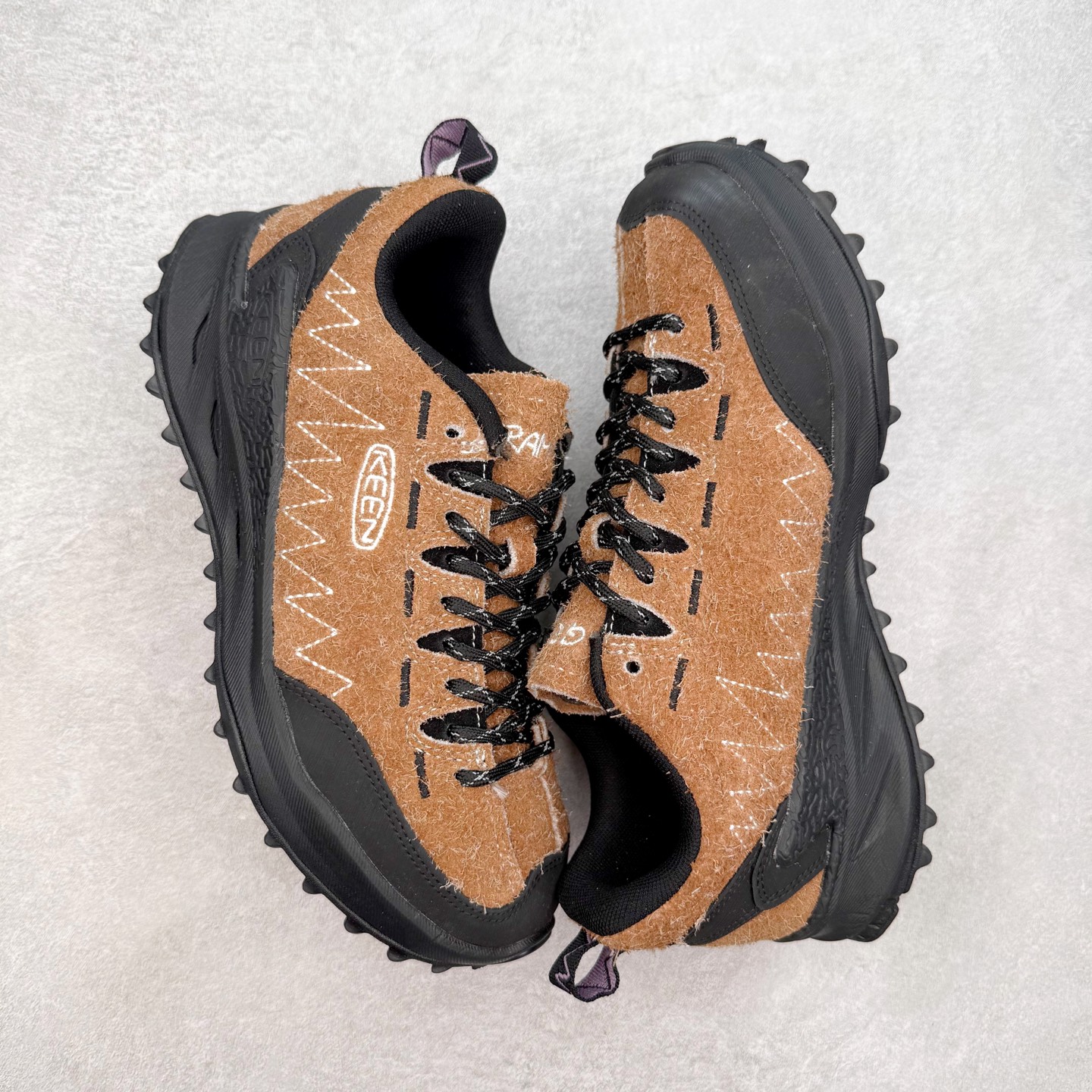 图片[3]-KEEN Jasper Zionic 科恩舒适轻盈耐磨低帮徒步鞋 KEEN诞生于2003年的美国人气户外品牌，以一双“保护脚趾”且能涉足水域的户外凉鞋NEWPORT诞生为契机，开启原创制鞋之路。KEEN相信，天空之下即是户外，因为户外不一定是极具挑战性的独自冒险，也可以是与朋友、家人和宠物一同分享外面的世界。同时，KEEN从诞生之初便始终贯彻环保制鞋的理念，不断创造出优秀的原创奇履。脚踏实地，致力向善。我们想和世界产生更多交集为世界减少更多负担，和你趣户外、趣做自己、趣环保让地球和生活都变得更美好。尺码：36 36.5 37.5 38 38.5 39 40 40.5 41 42 42.5 43 44 44.5 45-选品中心