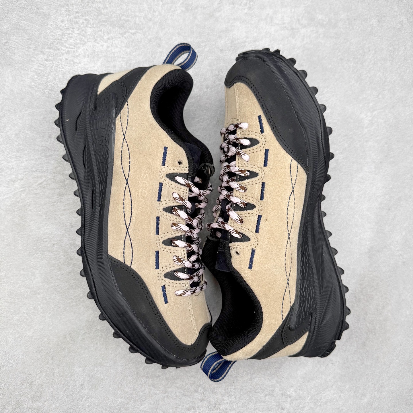 图片[3]-KEEN Jasper Zionic 科恩舒适轻盈耐磨低帮徒步鞋 KEEN诞生于2003年的美国人气户外品牌，以一双“保护脚趾”且能涉足水域的户外凉鞋NEWPORT诞生为契机，开启原创制鞋之路。KEEN相信，天空之下即是户外，因为户外不一定是极具挑战性的独自冒险，也可以是与朋友、家人和宠物一同分享外面的世界。同时，KEEN从诞生之初便始终贯彻环保制鞋的理念，不断创造出优秀的原创奇履。脚踏实地，致力向善。我们想和世界产生更多交集为世界减少更多负担，和你趣户外、趣做自己、趣环保让地球和生活都变得更美好。尺码：36 36.5 37.5 38 38.5 39 40 40.5 41 42 42.5 43 44 44.5 45-选品中心