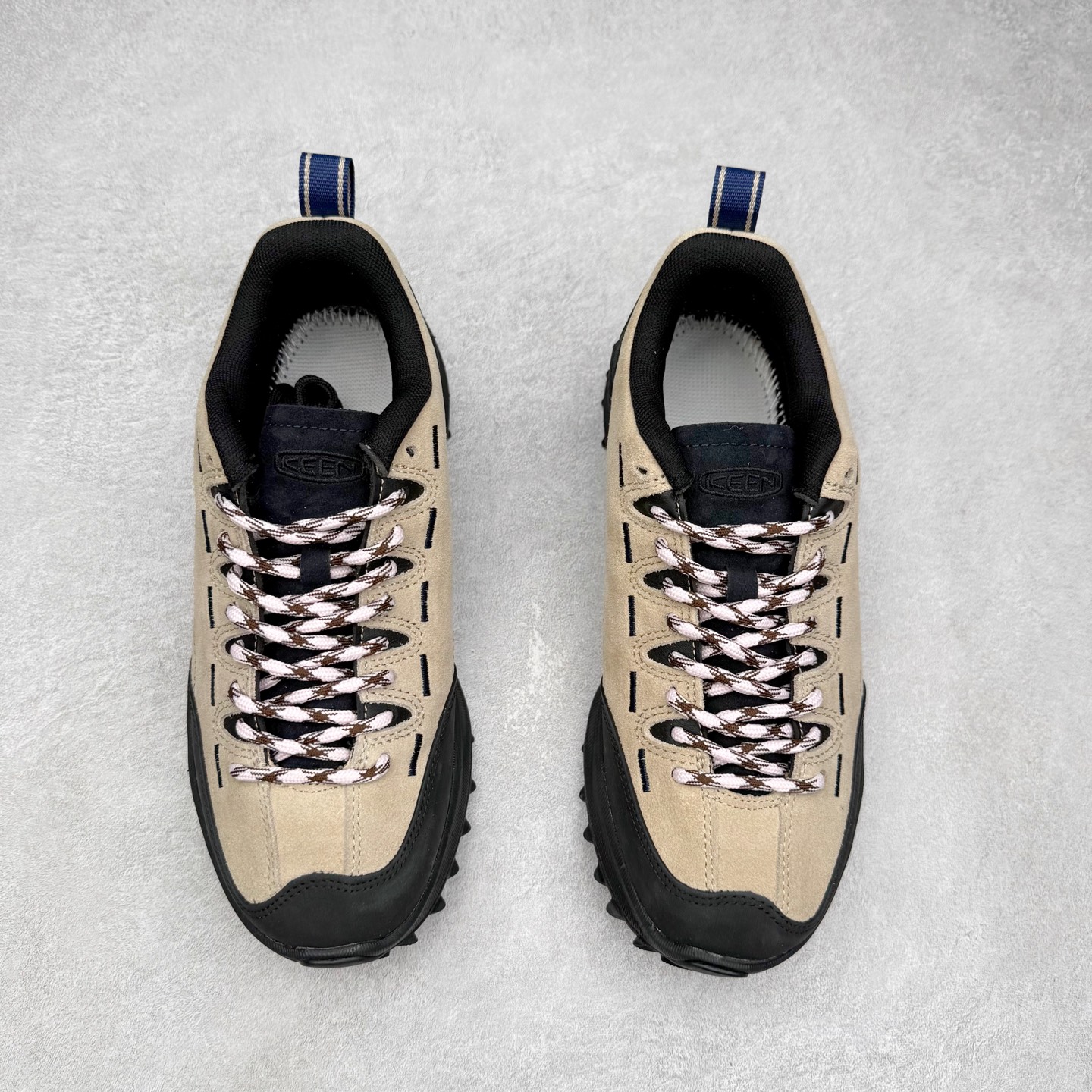 图片[2]-KEEN Jasper Zionic 科恩舒适轻盈耐磨低帮徒步鞋 KEEN诞生于2003年的美国人气户外品牌，以一双“保护脚趾”且能涉足水域的户外凉鞋NEWPORT诞生为契机，开启原创制鞋之路。KEEN相信，天空之下即是户外，因为户外不一定是极具挑战性的独自冒险，也可以是与朋友、家人和宠物一同分享外面的世界。同时，KEEN从诞生之初便始终贯彻环保制鞋的理念，不断创造出优秀的原创奇履。脚踏实地，致力向善。我们想和世界产生更多交集为世界减少更多负担，和你趣户外、趣做自己、趣环保让地球和生活都变得更美好。尺码：36 36.5 37.5 38 38.5 39 40 40.5 41 42 42.5 43 44 44.5 45-选品中心