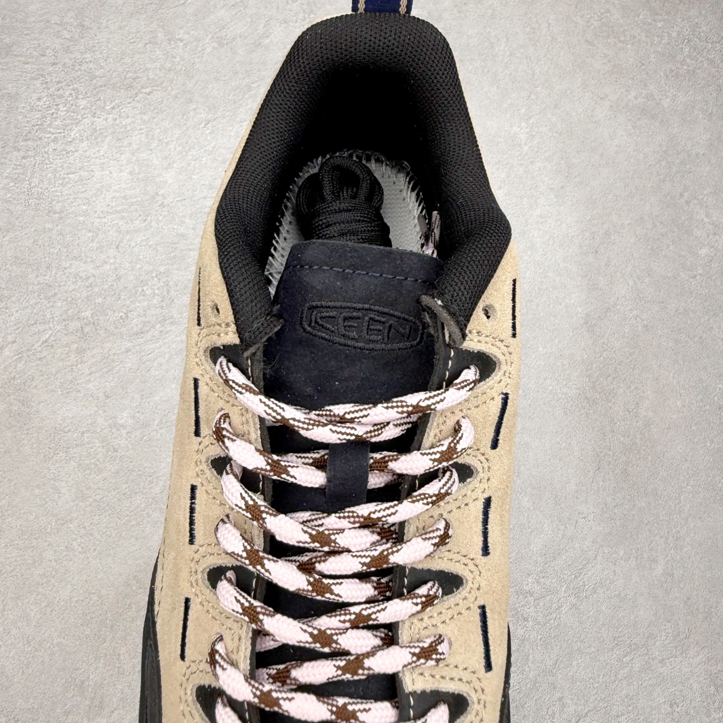 图片[5]-KEEN Jasper Zionic 科恩舒适轻盈耐磨低帮徒步鞋 KEEN诞生于2003年的美国人气户外品牌，以一双“保护脚趾”且能涉足水域的户外凉鞋NEWPORT诞生为契机，开启原创制鞋之路。KEEN相信，天空之下即是户外，因为户外不一定是极具挑战性的独自冒险，也可以是与朋友、家人和宠物一同分享外面的世界。同时，KEEN从诞生之初便始终贯彻环保制鞋的理念，不断创造出优秀的原创奇履。脚踏实地，致力向善。我们想和世界产生更多交集为世界减少更多负担，和你趣户外、趣做自己、趣环保让地球和生活都变得更美好。尺码：36 36.5 37.5 38 38.5 39 40 40.5 41 42 42.5 43 44 44.5 45-选品中心