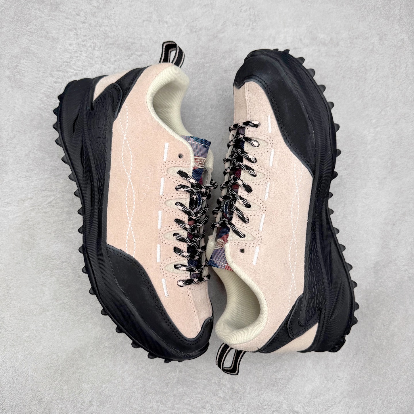 图片[3]-KEEN Jasper Zionic 科恩舒适轻盈耐磨低帮徒步鞋 KEEN诞生于2003年的美国人气户外品牌，以一双“保护脚趾”且能涉足水域的户外凉鞋NEWPORT诞生为契机，开启原创制鞋之路。KEEN相信，天空之下即是户外，因为户外不一定是极具挑战性的独自冒险，也可以是与朋友、家人和宠物一同分享外面的世界。同时，KEEN从诞生之初便始终贯彻环保制鞋的理念，不断创造出优秀的原创奇履。脚踏实地，致力向善。我们想和世界产生更多交集为世界减少更多负担，和你趣户外、趣做自己、趣环保让地球和生活都变得更美好。尺码：36 36.5 37.5 38 38.5 39 40 40.5 41 42 42.5 43 44 44.5 45-选品中心