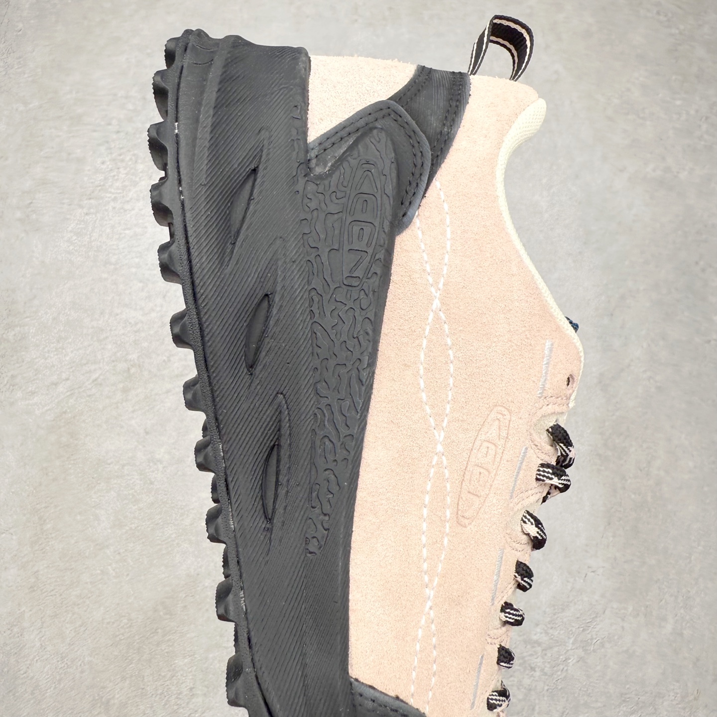 图片[6]-KEEN Jasper Zionic 科恩舒适轻盈耐磨低帮徒步鞋 KEEN诞生于2003年的美国人气户外品牌，以一双“保护脚趾”且能涉足水域的户外凉鞋NEWPORT诞生为契机，开启原创制鞋之路。KEEN相信，天空之下即是户外，因为户外不一定是极具挑战性的独自冒险，也可以是与朋友、家人和宠物一同分享外面的世界。同时，KEEN从诞生之初便始终贯彻环保制鞋的理念，不断创造出优秀的原创奇履。脚踏实地，致力向善。我们想和世界产生更多交集为世界减少更多负担，和你趣户外、趣做自己、趣环保让地球和生活都变得更美好。尺码：36 36.5 37.5 38 38.5 39 40 40.5 41 42 42.5 43 44 44.5 45-选品中心