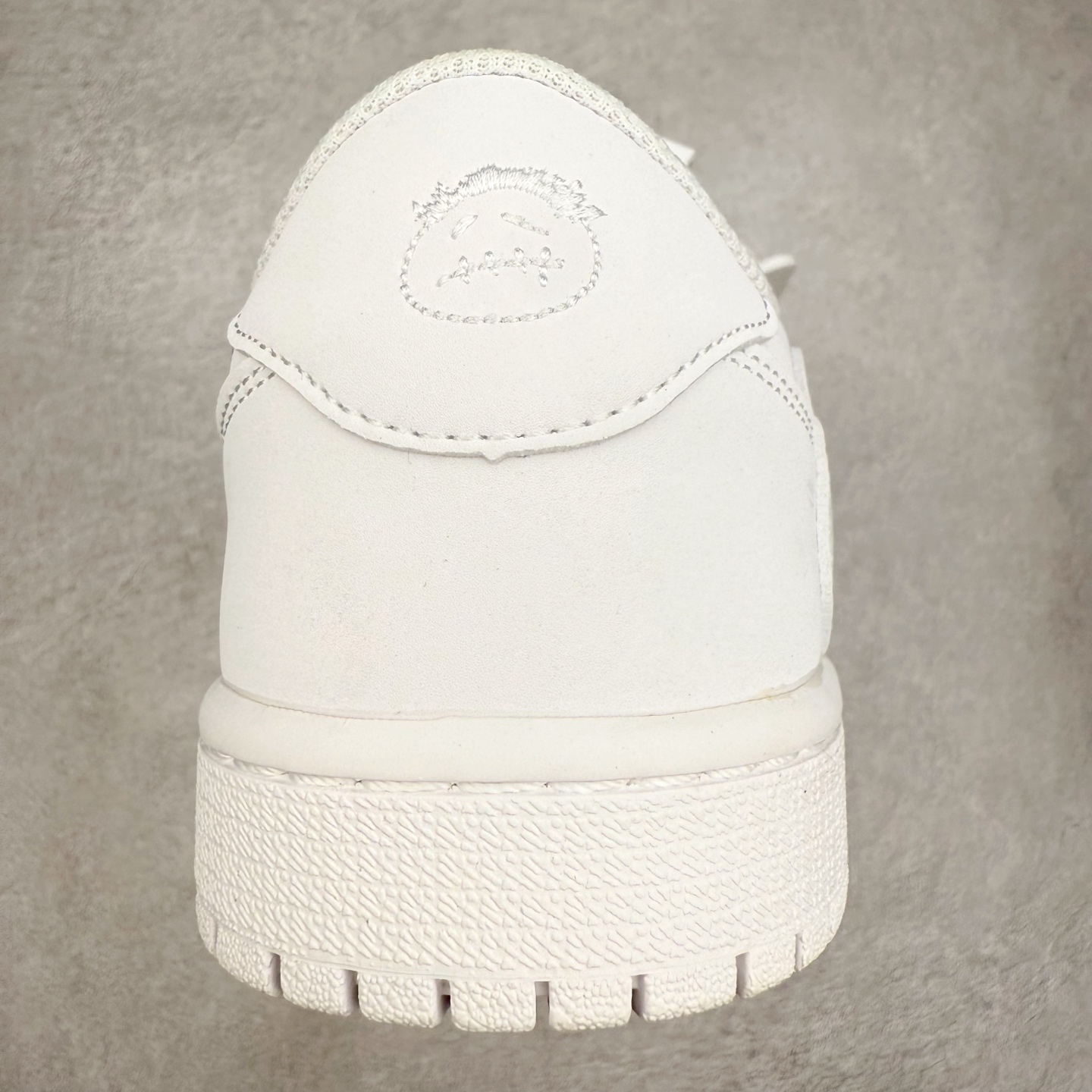 图片[8]-＃福利特价 Travis Scott x Air Jordan AJ1 Low OG SP TS联名倒钩低帮 外贸特供批次 全套原纸板楦头开发 确保原汁原味 完美呈现一代版型 一比一鞋头弧度高度鞋身弧度 此版本只针对中端市场 细节品控鞋型随意秒杀市面同价位 鞋型完美 不臃肿别扭 头层皮料加持 用料绝不含糊 进口玻璃冲刀皮料裁剪零毛边 电脑针车工艺 超高鞋面清洁度 最高QC检验标准 控制溢胶瑕疵 原盒原配 飞翼3D高频深度立体 工艺方面大到整体鞋型 漏斗收腰 底线拉帮 LOGO立体程度 小到针眼排布 载片对称 冲孔效果 鞋标规范 鞋垫背胶等等 无一不是口碑收割 每双都是一个回头客 尺码：36 36.5 37.5 38 38.5 39 40 40.5 41 42 42.5 43 44 44.5 45-选品中心