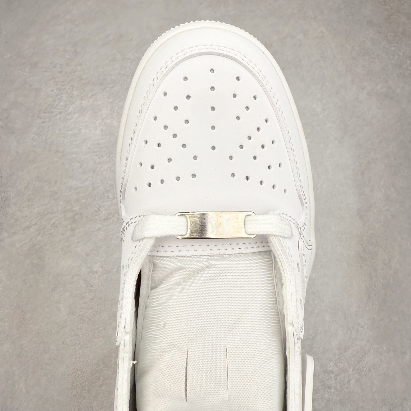 图片[4]-＃福利特价 Travis Scott x Air Jordan AJ1 Low OG SP TS联名倒钩低帮 外贸特供批次 全套原纸板楦头开发 确保原汁原味 完美呈现一代版型 一比一鞋头弧度高度鞋身弧度 此版本只针对中端市场 细节品控鞋型随意秒杀市面同价位 鞋型完美 不臃肿别扭 头层皮料加持 用料绝不含糊 进口玻璃冲刀皮料裁剪零毛边 电脑针车工艺 超高鞋面清洁度 最高QC检验标准 控制溢胶瑕疵 原盒原配 飞翼3D高频深度立体 工艺方面大到整体鞋型 漏斗收腰 底线拉帮 LOGO立体程度 小到针眼排布 载片对称 冲孔效果 鞋标规范 鞋垫背胶等等 无一不是口碑收割 每双都是一个回头客 尺码：36 36.5 37.5 38 38.5 39 40 40.5 41 42 42.5 43 44 44.5 45-选品中心