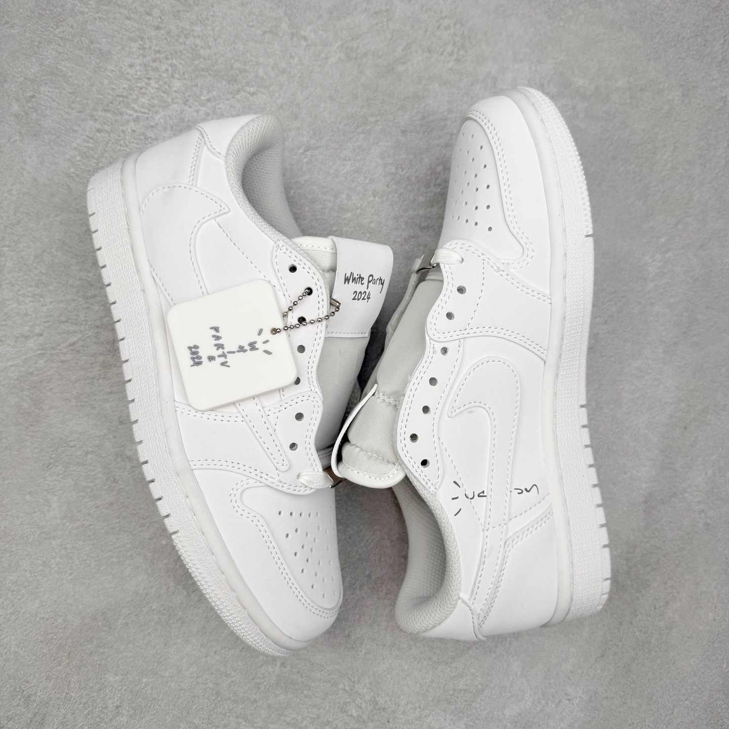 图片[3]-＃福利特价 Travis Scott x Air Jordan AJ1 Low OG SP TS联名倒钩低帮 外贸特供批次 全套原纸板楦头开发 确保原汁原味 完美呈现一代版型 一比一鞋头弧度高度鞋身弧度 此版本只针对中端市场 细节品控鞋型随意秒杀市面同价位 鞋型完美 不臃肿别扭 头层皮料加持 用料绝不含糊 进口玻璃冲刀皮料裁剪零毛边 电脑针车工艺 超高鞋面清洁度 最高QC检验标准 控制溢胶瑕疵 原盒原配 飞翼3D高频深度立体 工艺方面大到整体鞋型 漏斗收腰 底线拉帮 LOGO立体程度 小到针眼排布 载片对称 冲孔效果 鞋标规范 鞋垫背胶等等 无一不是口碑收割 每双都是一个回头客 尺码：36 36.5 37.5 38 38.5 39 40 40.5 41 42 42.5 43 44 44.5 45-选品中心