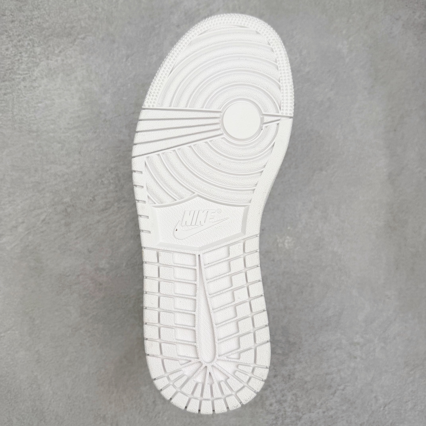 图片[9]-＃福利特价 Travis Scott x Air Jordan AJ1 Low OG SP TS联名倒钩低帮 外贸特供批次 全套原纸板楦头开发 确保原汁原味 完美呈现一代版型 一比一鞋头弧度高度鞋身弧度 此版本只针对中端市场 细节品控鞋型随意秒杀市面同价位 鞋型完美 不臃肿别扭 头层皮料加持 用料绝不含糊 进口玻璃冲刀皮料裁剪零毛边 电脑针车工艺 超高鞋面清洁度 最高QC检验标准 控制溢胶瑕疵 原盒原配 飞翼3D高频深度立体 工艺方面大到整体鞋型 漏斗收腰 底线拉帮 LOGO立体程度 小到针眼排布 载片对称 冲孔效果 鞋标规范 鞋垫背胶等等 无一不是口碑收割 每双都是一个回头客 尺码：36 36.5 37.5 38 38.5 39 40 40.5 41 42 42.5 43 44 44.5 45-选品中心