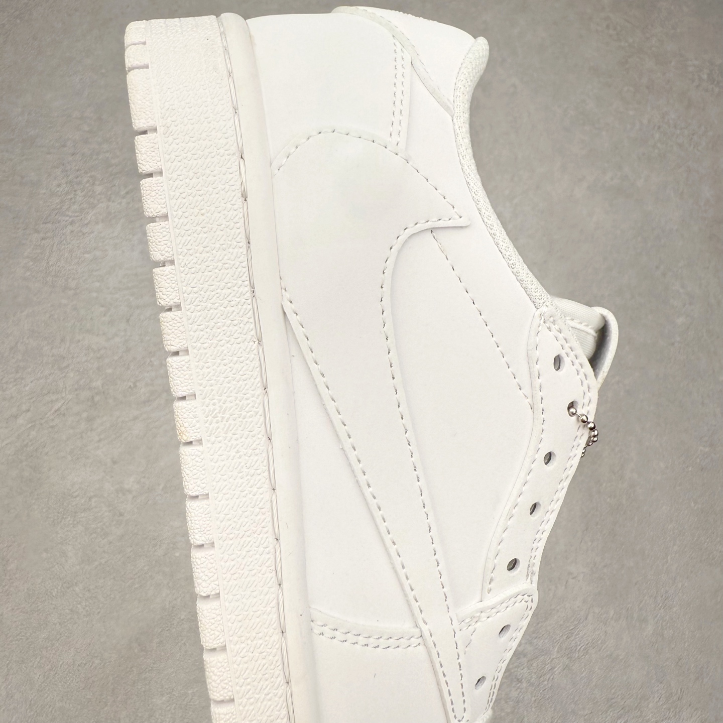 图片[6]-＃福利特价 Travis Scott x Air Jordan AJ1 Low OG SP TS联名倒钩低帮 外贸特供批次 全套原纸板楦头开发 确保原汁原味 完美呈现一代版型 一比一鞋头弧度高度鞋身弧度 此版本只针对中端市场 细节品控鞋型随意秒杀市面同价位 鞋型完美 不臃肿别扭 头层皮料加持 用料绝不含糊 进口玻璃冲刀皮料裁剪零毛边 电脑针车工艺 超高鞋面清洁度 最高QC检验标准 控制溢胶瑕疵 原盒原配 飞翼3D高频深度立体 工艺方面大到整体鞋型 漏斗收腰 底线拉帮 LOGO立体程度 小到针眼排布 载片对称 冲孔效果 鞋标规范 鞋垫背胶等等 无一不是口碑收割 每双都是一个回头客 尺码：36 36.5 37.5 38 38.5 39 40 40.5 41 42 42.5 43 44 44.5 45-选品中心