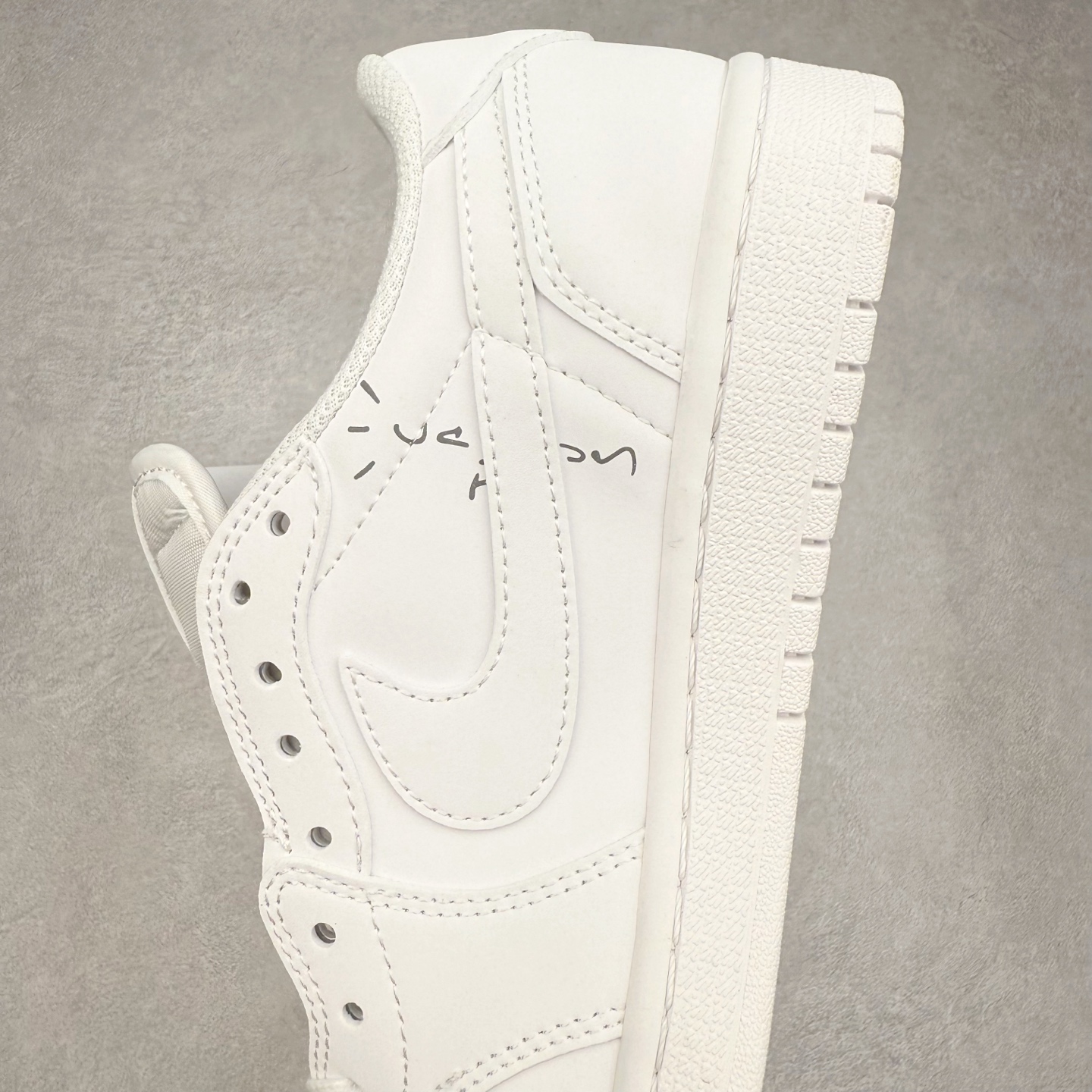 图片[7]-＃福利特价 Travis Scott x Air Jordan AJ1 Low OG SP TS联名倒钩低帮 外贸特供批次 全套原纸板楦头开发 确保原汁原味 完美呈现一代版型 一比一鞋头弧度高度鞋身弧度 此版本只针对中端市场 细节品控鞋型随意秒杀市面同价位 鞋型完美 不臃肿别扭 头层皮料加持 用料绝不含糊 进口玻璃冲刀皮料裁剪零毛边 电脑针车工艺 超高鞋面清洁度 最高QC检验标准 控制溢胶瑕疵 原盒原配 飞翼3D高频深度立体 工艺方面大到整体鞋型 漏斗收腰 底线拉帮 LOGO立体程度 小到针眼排布 载片对称 冲孔效果 鞋标规范 鞋垫背胶等等 无一不是口碑收割 每双都是一个回头客 尺码：36 36.5 37.5 38 38.5 39 40 40.5 41 42 42.5 43 44 44.5 45-选品中心